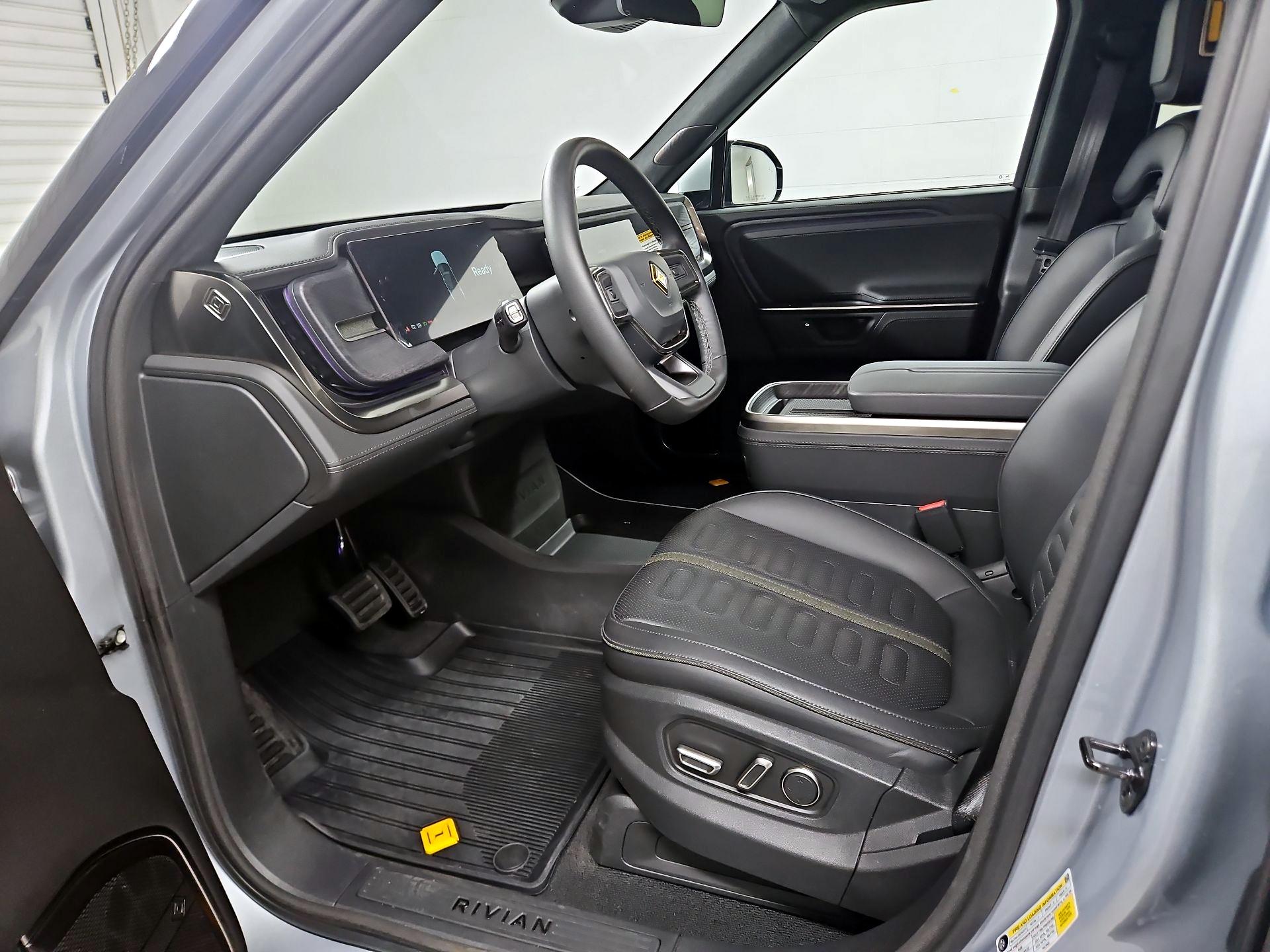 Thumbnail: 2025 Rivian R1S - 11