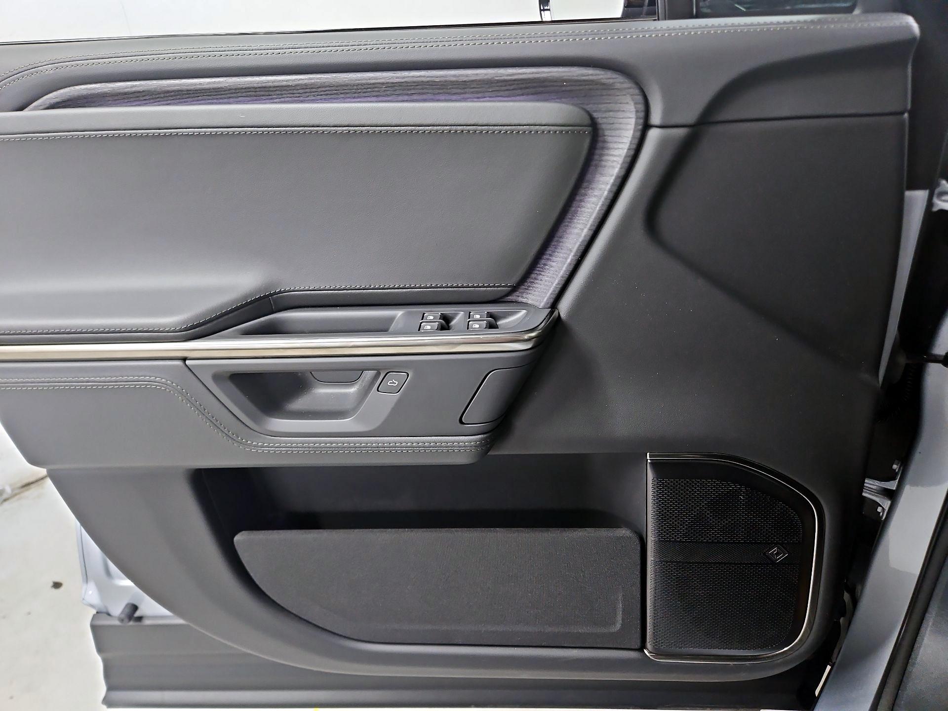 Thumbnail: 2025 Rivian R1S - 12