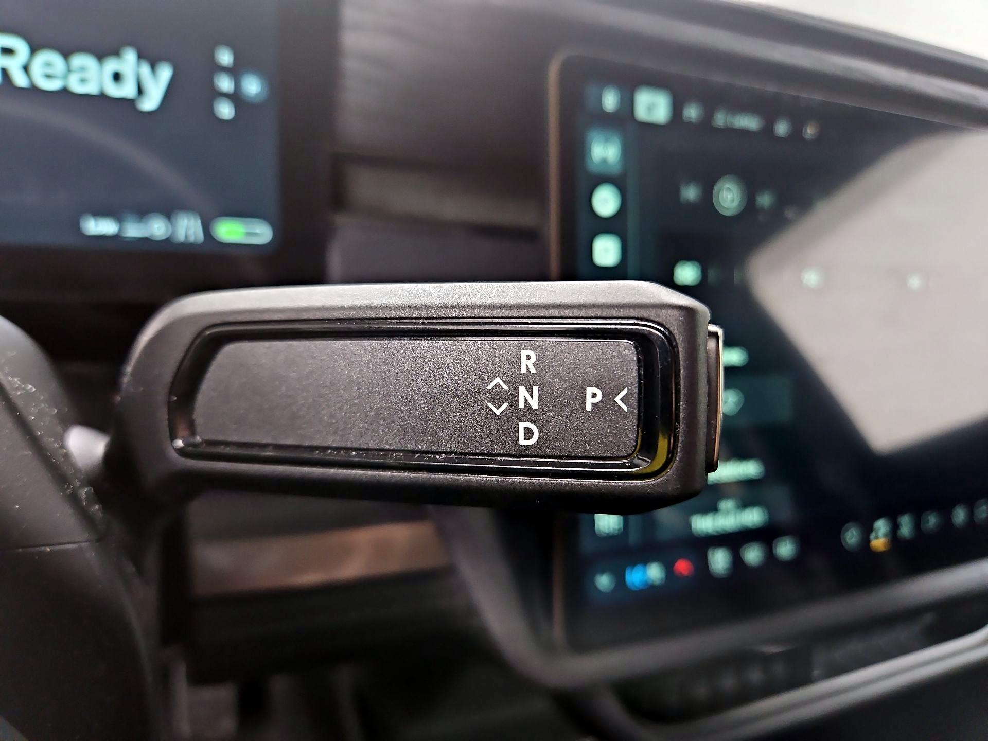 Thumbnail: 2025 Rivian R1S - 16