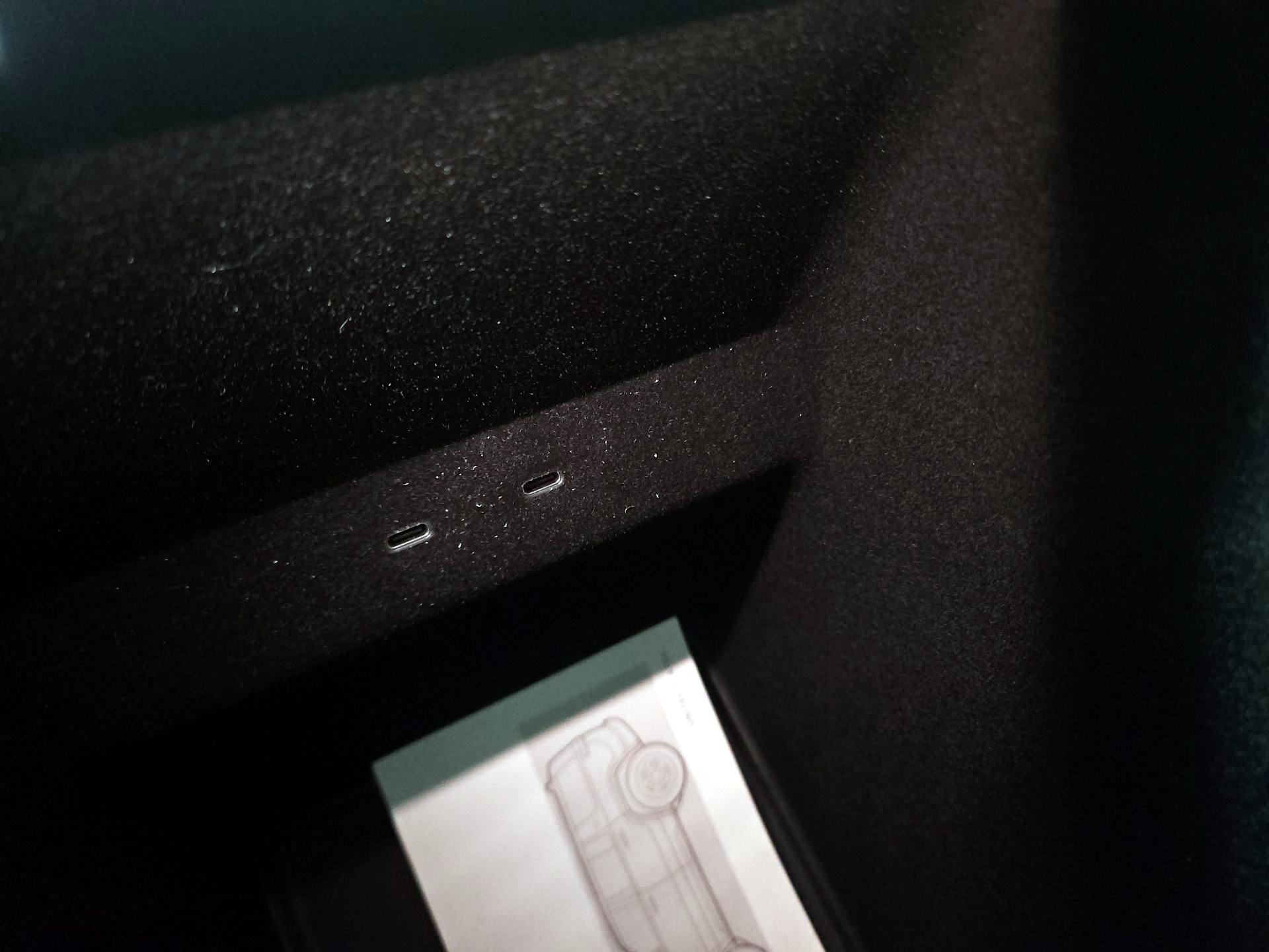 Thumbnail: 2025 Rivian R1S - 17