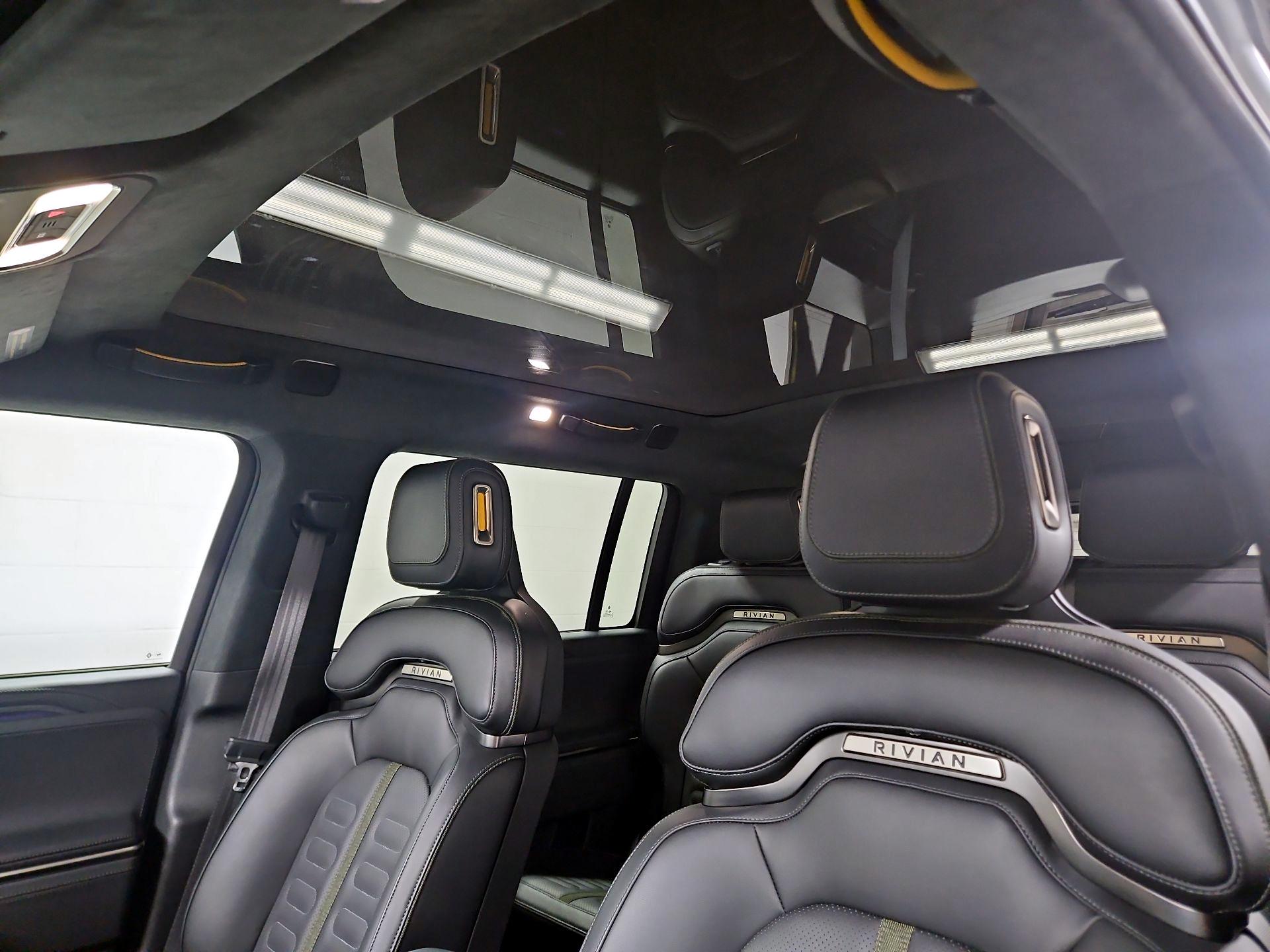 Thumbnail: 2025 Rivian R1S - 18