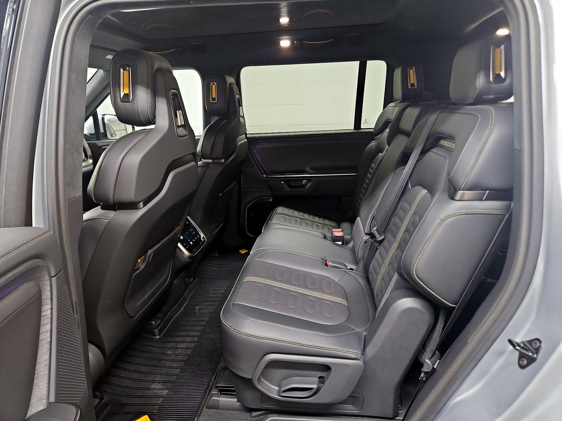 Thumbnail: 2025 Rivian R1S - 19