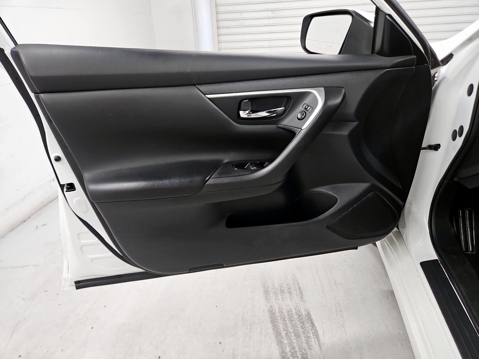Thumbnail: 2016 Nissan Altima - 12