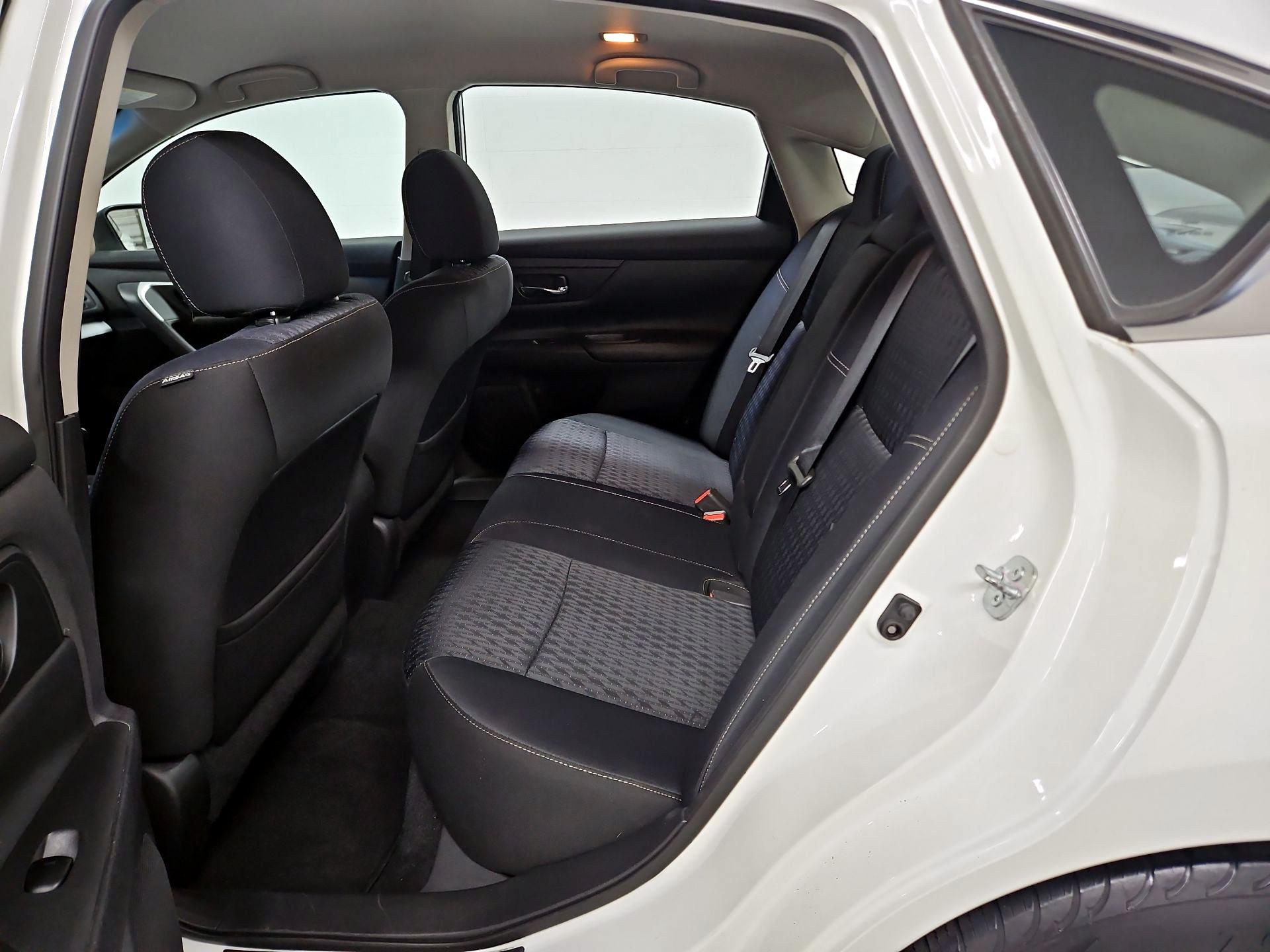 Thumbnail: 2016 Nissan Altima - 19