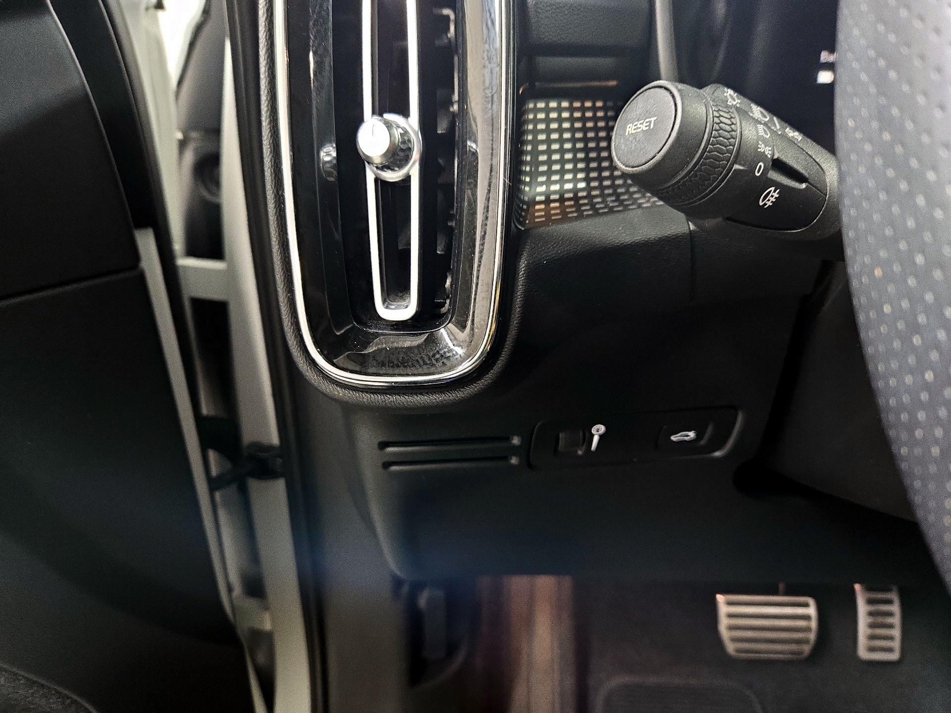 Thumbnail: 2021 Volvo XC40 - 13