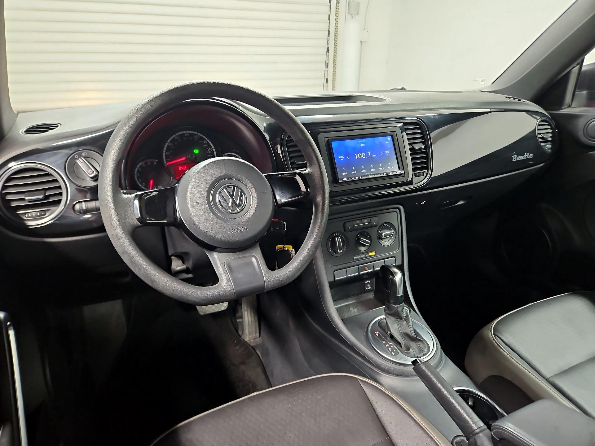 Thumbnail: 2015 Volkswagen Beetle - 9