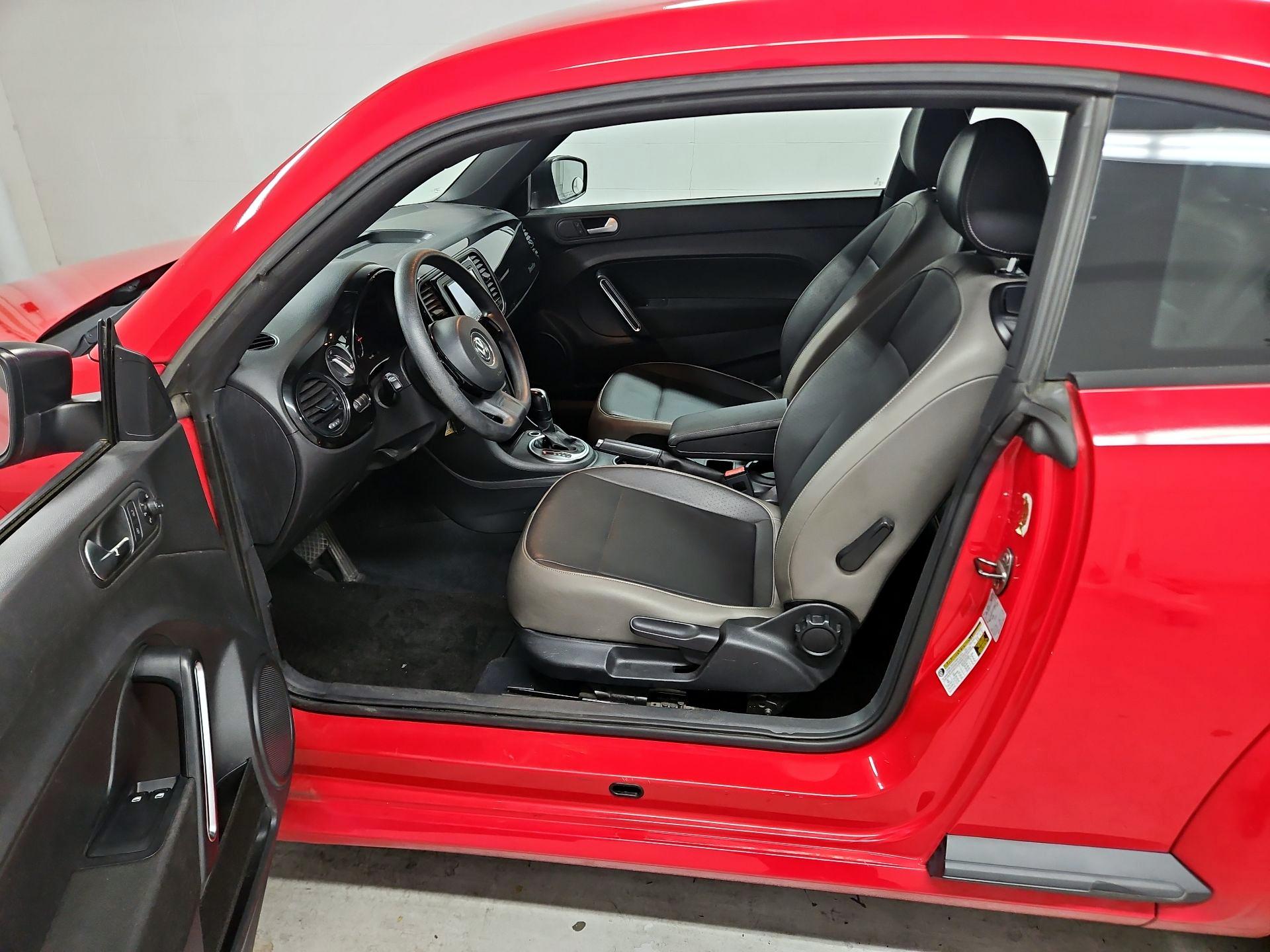 Thumbnail: 2015 Volkswagen Beetle - 11