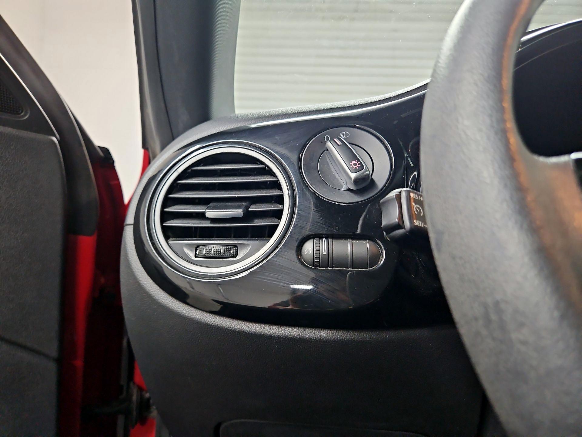 Thumbnail: 2015 Volkswagen Beetle - 13