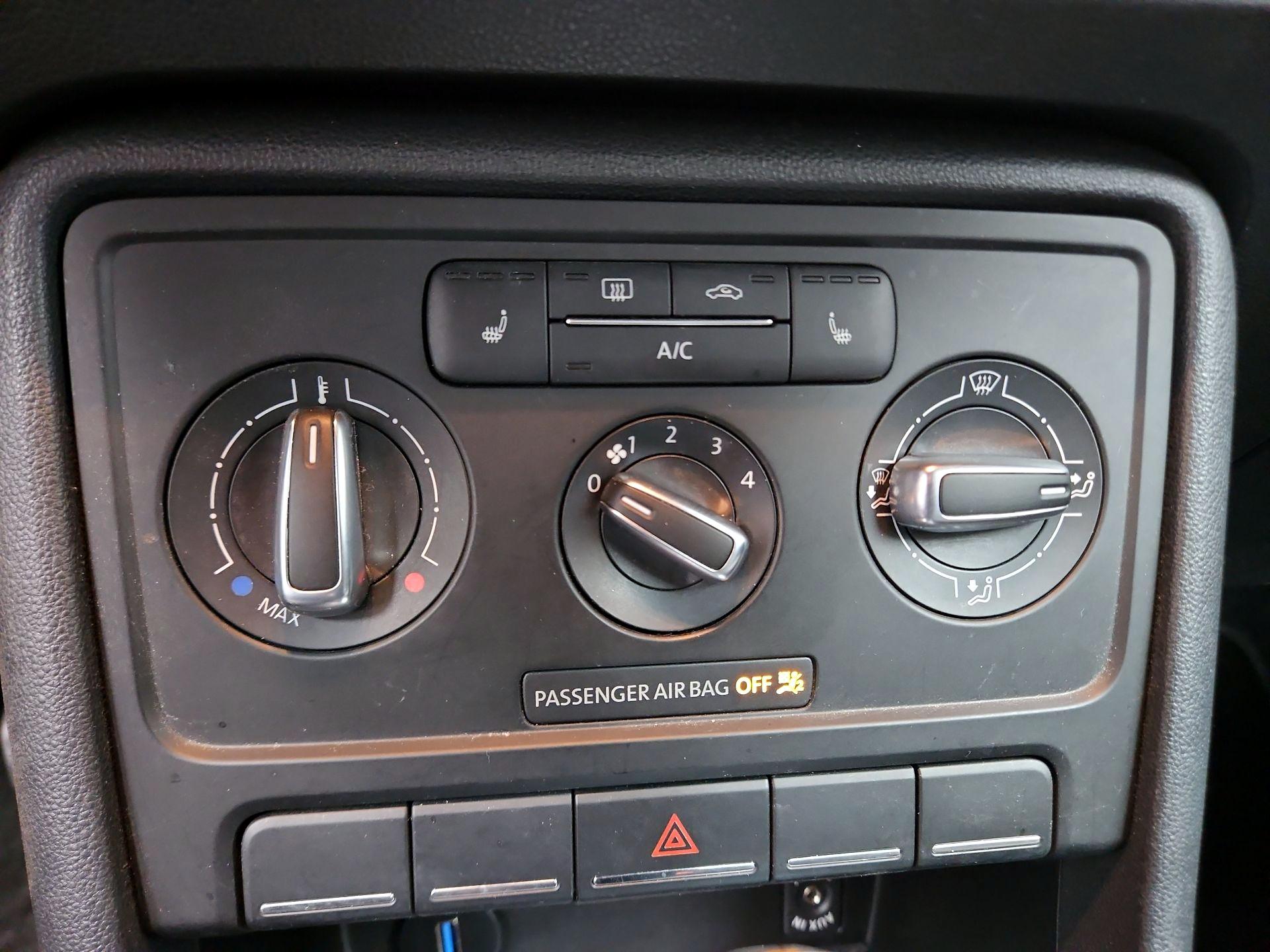 Thumbnail: 2015 Volkswagen Beetle - 15