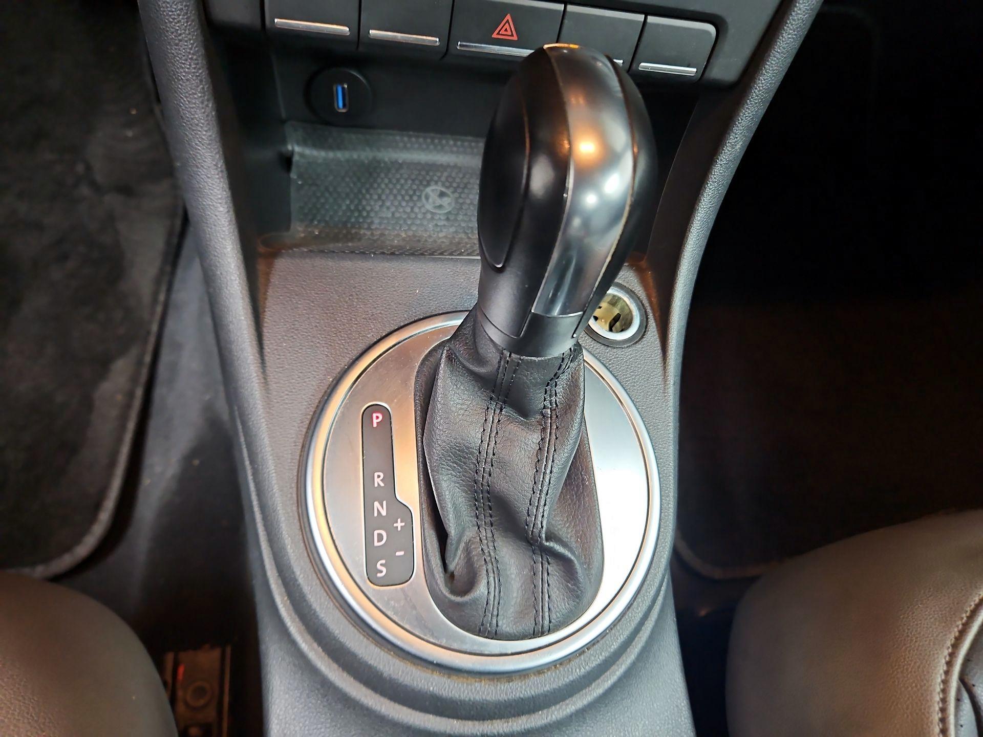 Thumbnail: 2015 Volkswagen Beetle - 16