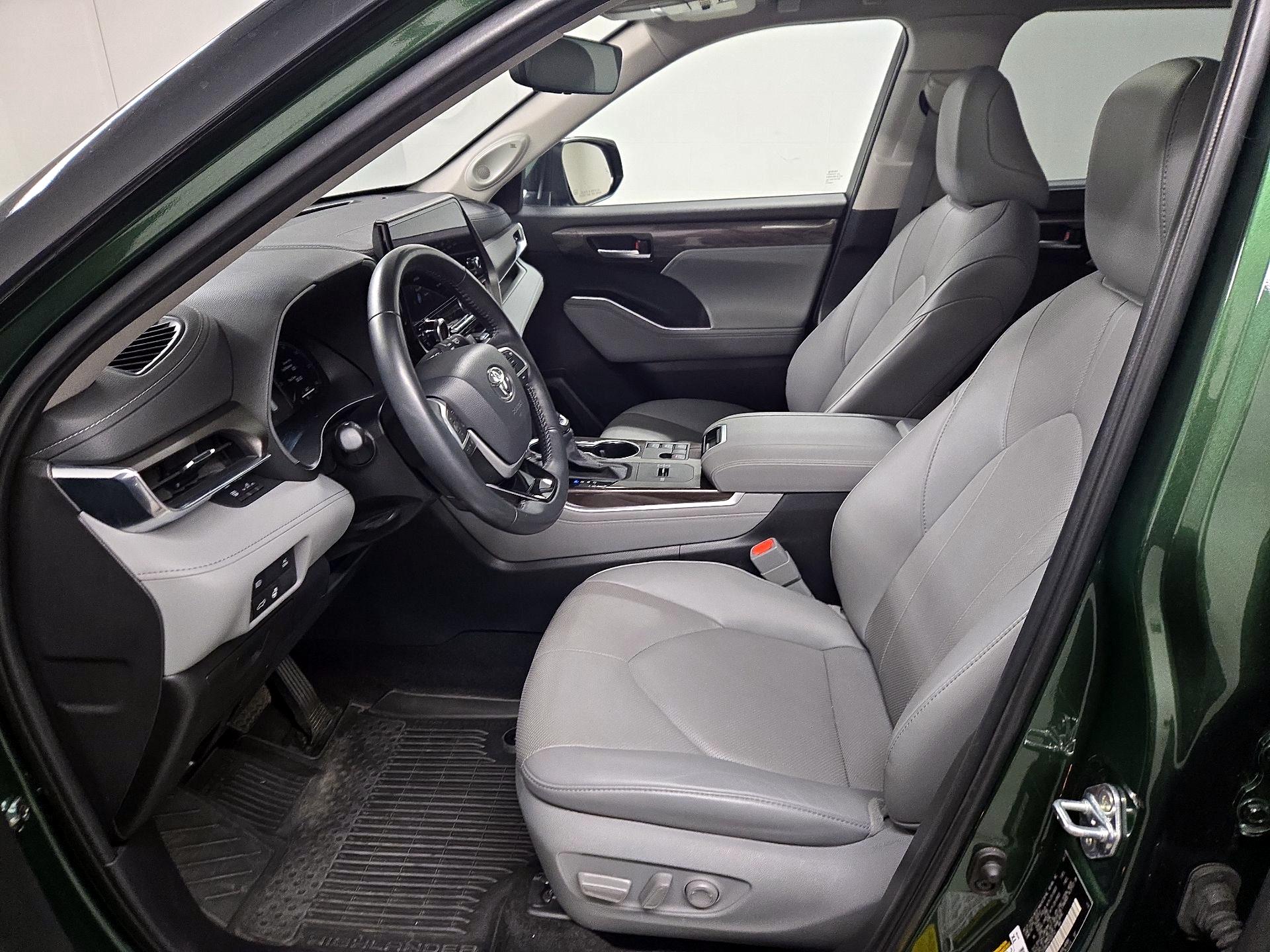 Thumbnail: 2023 Toyota Highlander - 11