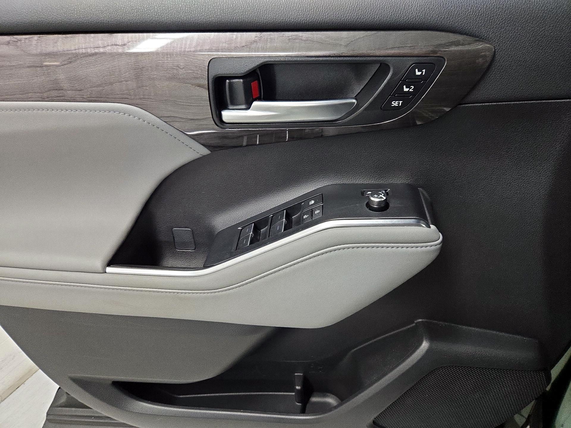 Thumbnail: 2023 Toyota Highlander - 12