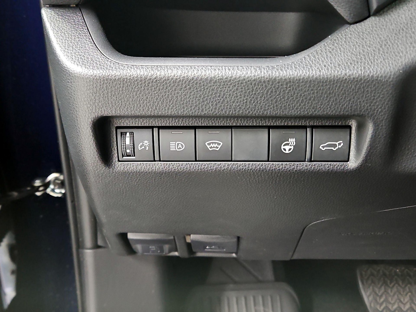 2025 Toyota RAV4 XLE Premium - Photo 14