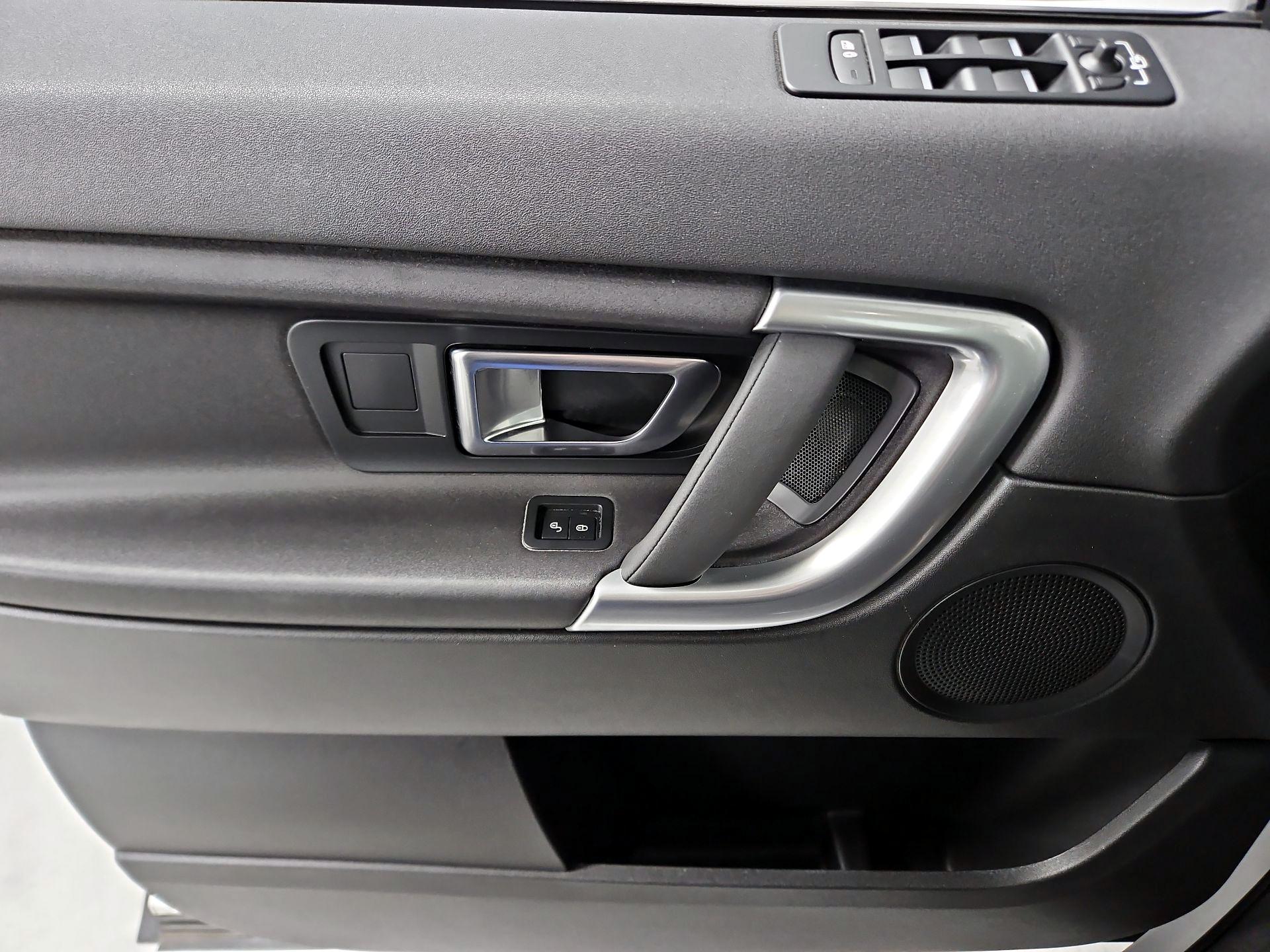 Thumbnail: 2018 Land Rover Discovery Sport - 12