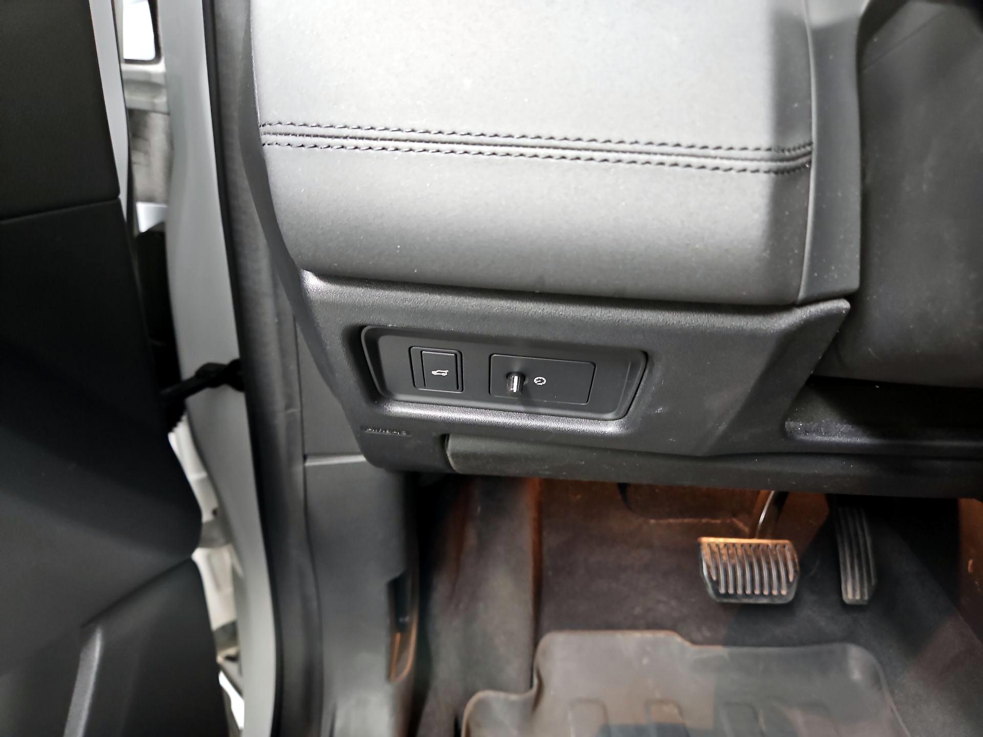 Thumbnail: 2018 Land Rover Discovery Sport - 13