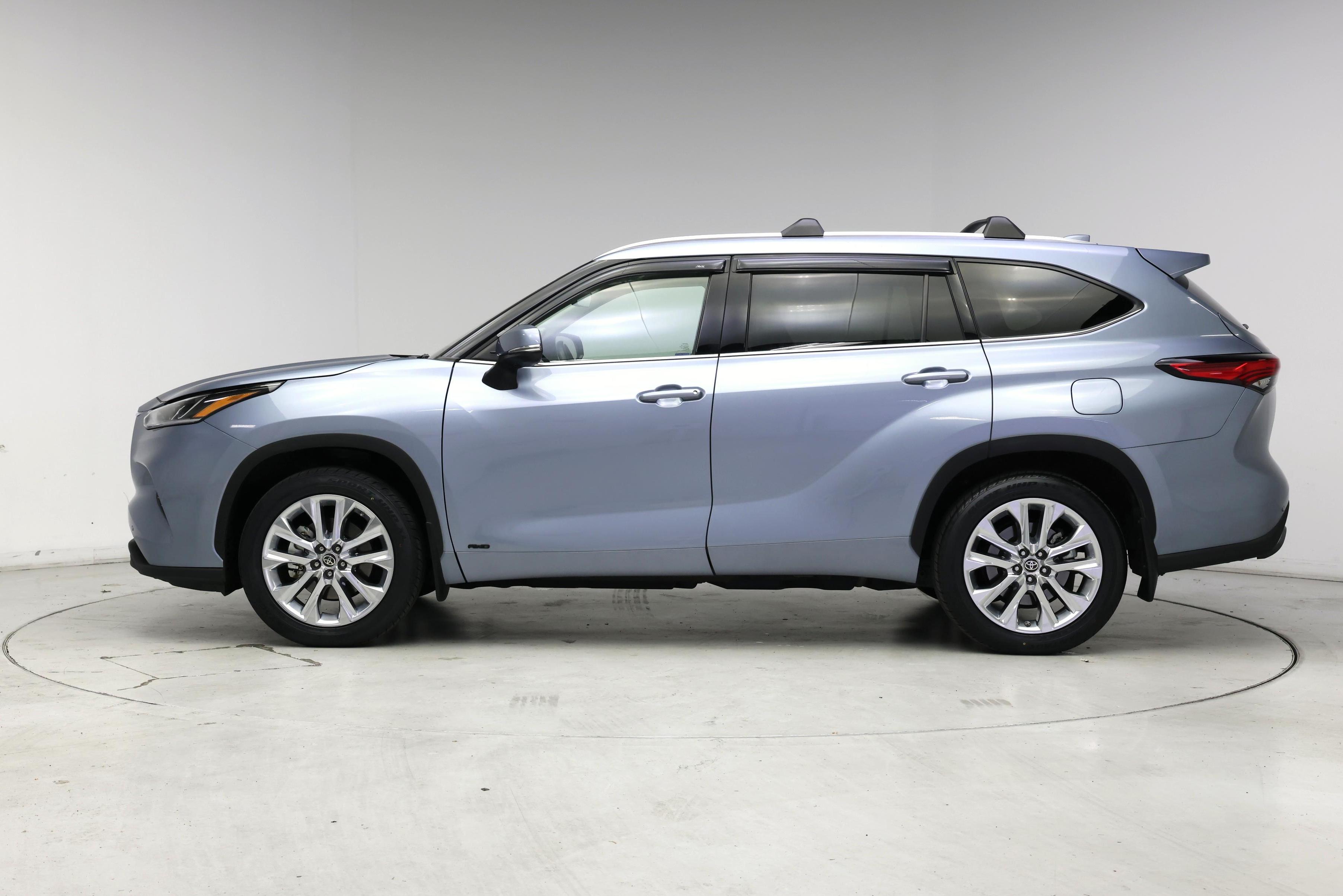 Thumbnail: 2022 Toyota Highlander - 3
