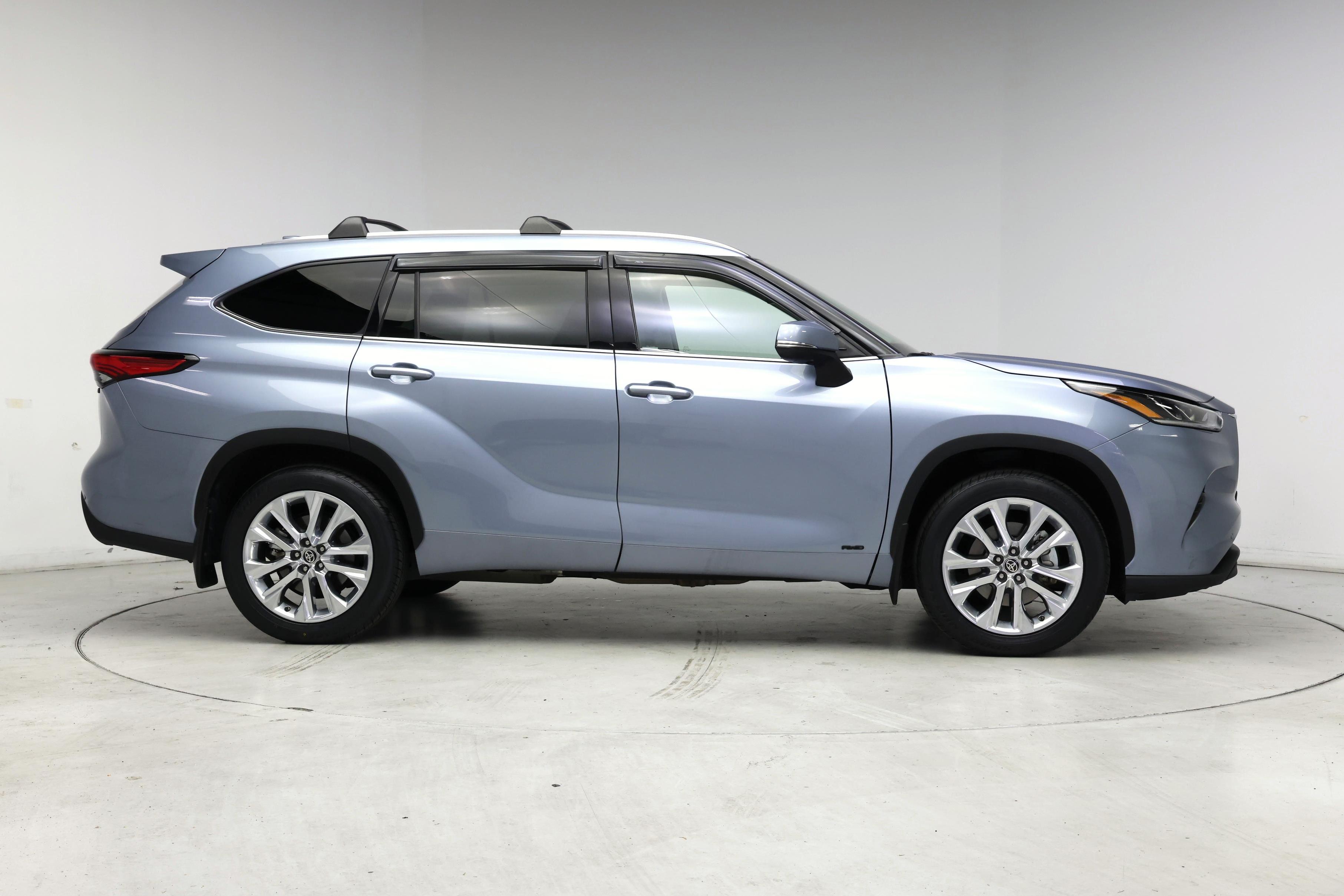 Thumbnail: 2022 Toyota Highlander - 7