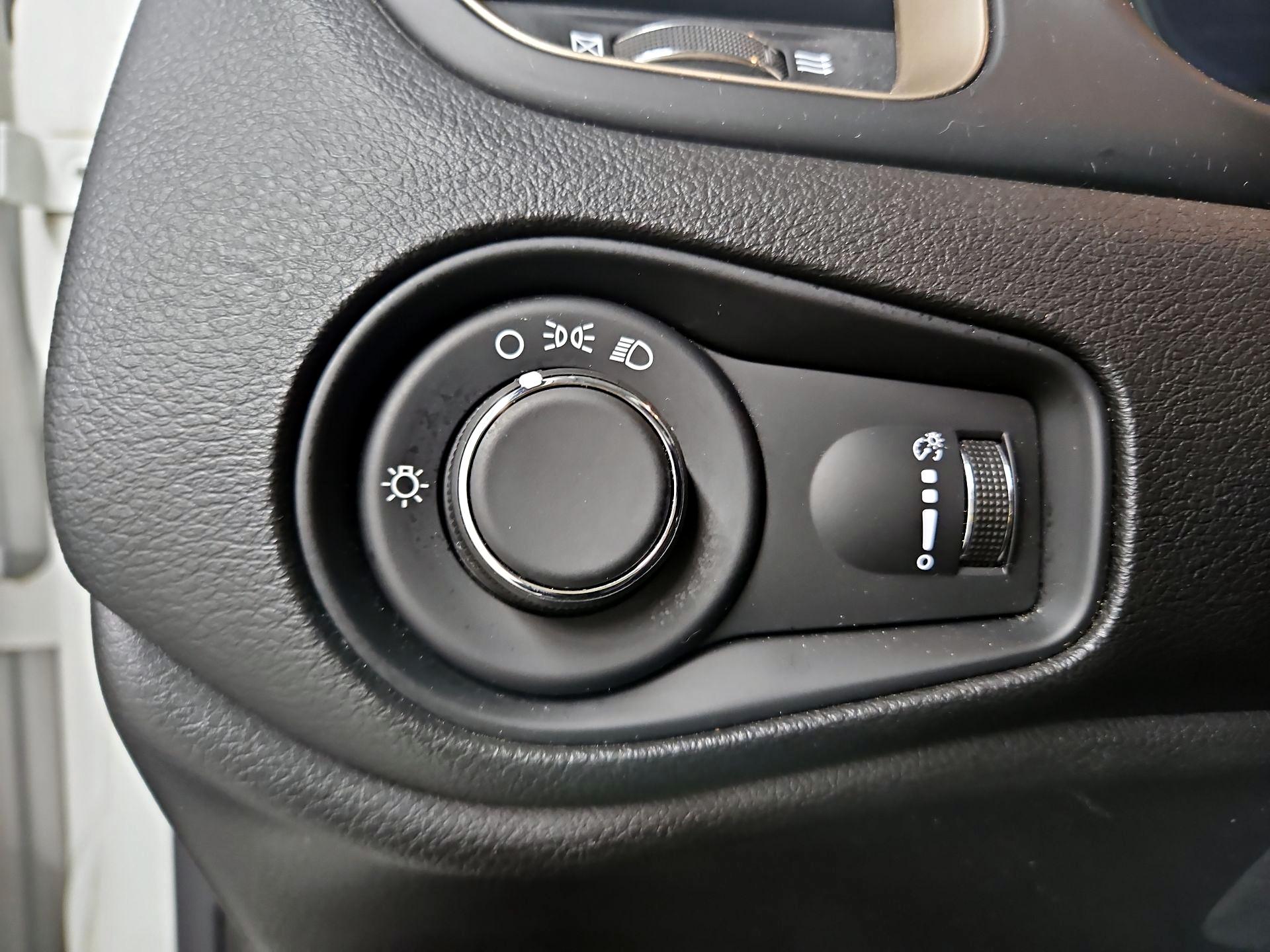 Thumbnail: 2016 Jeep Renegade - 13