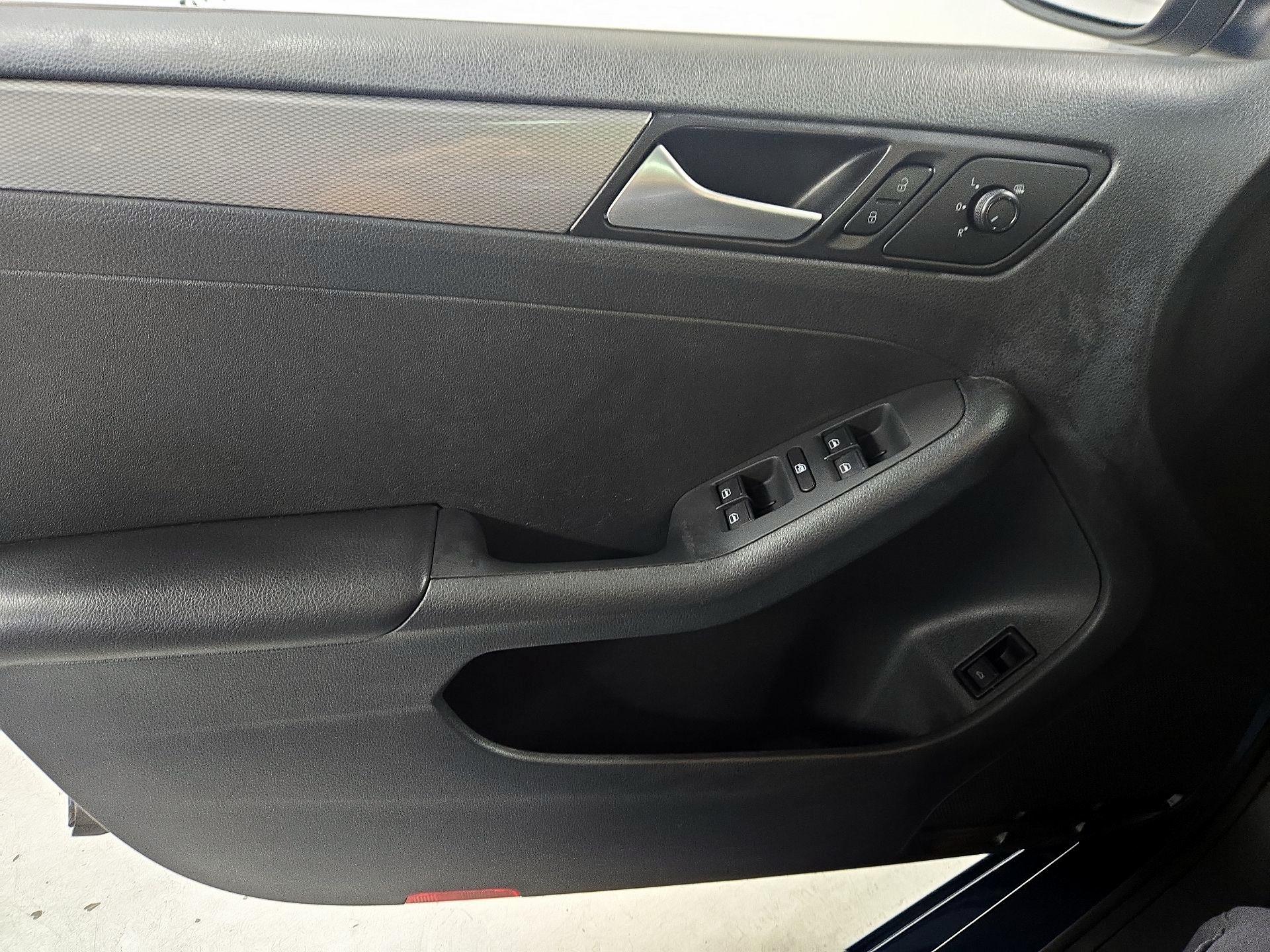 Thumbnail: 2017 Volkswagen Jetta - 12