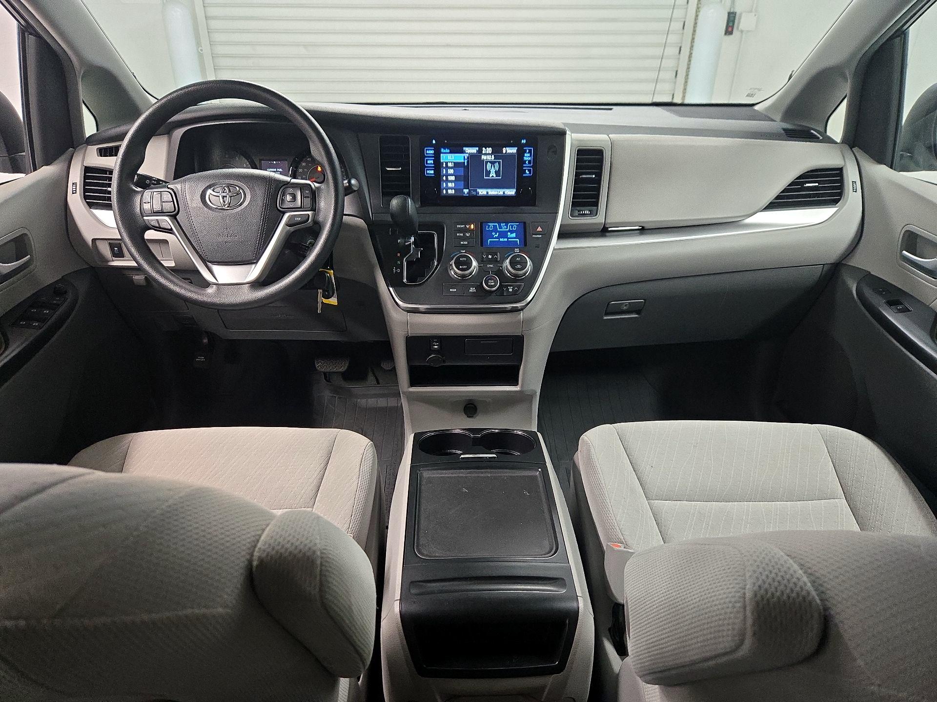 Thumbnail: 2017 Toyota Sienna - 9