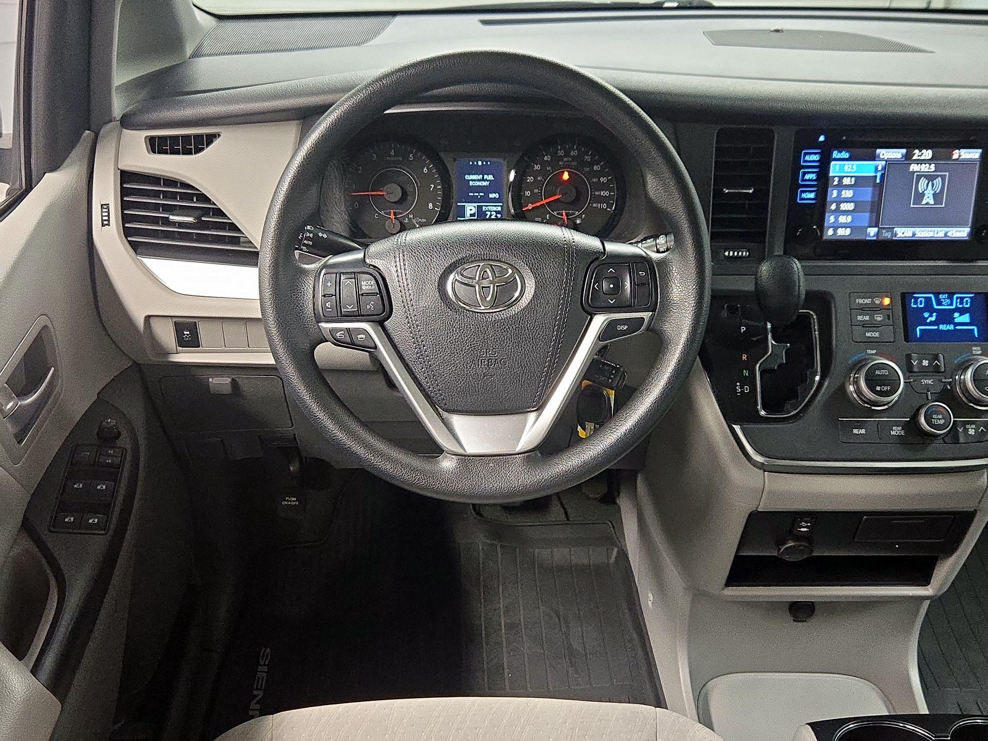 Thumbnail: 2017 Toyota Sienna - 10