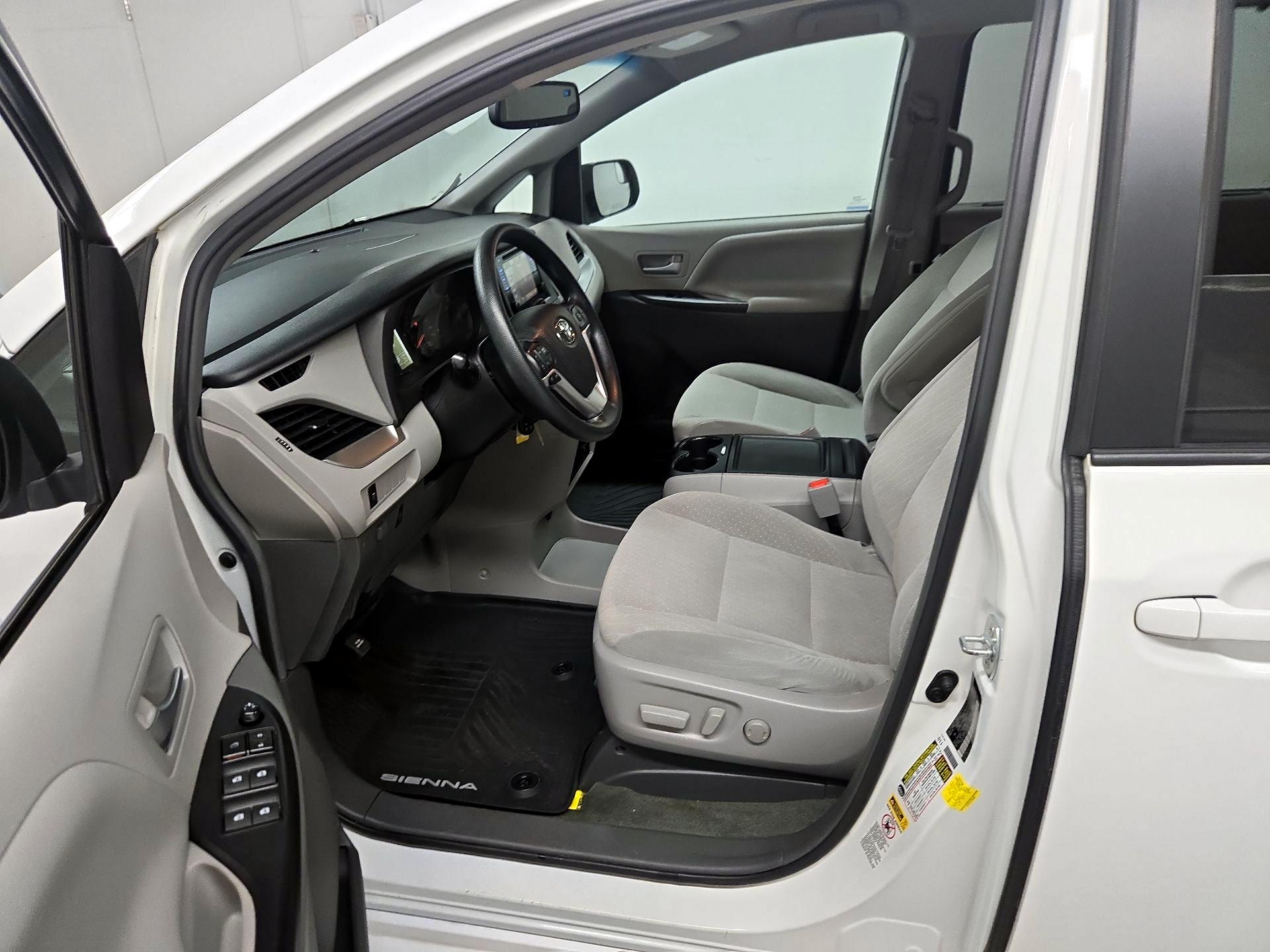 Thumbnail: 2017 Toyota Sienna - 11