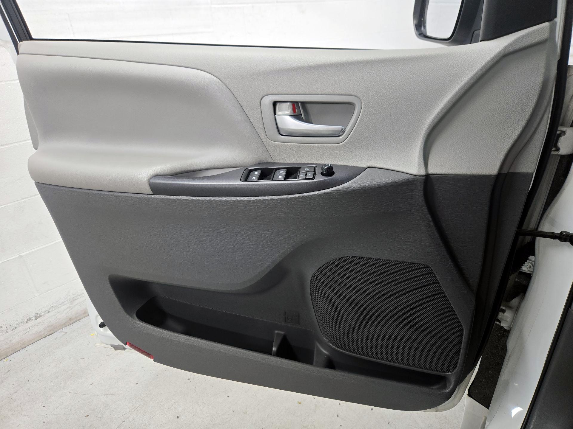 Thumbnail: 2017 Toyota Sienna - 12