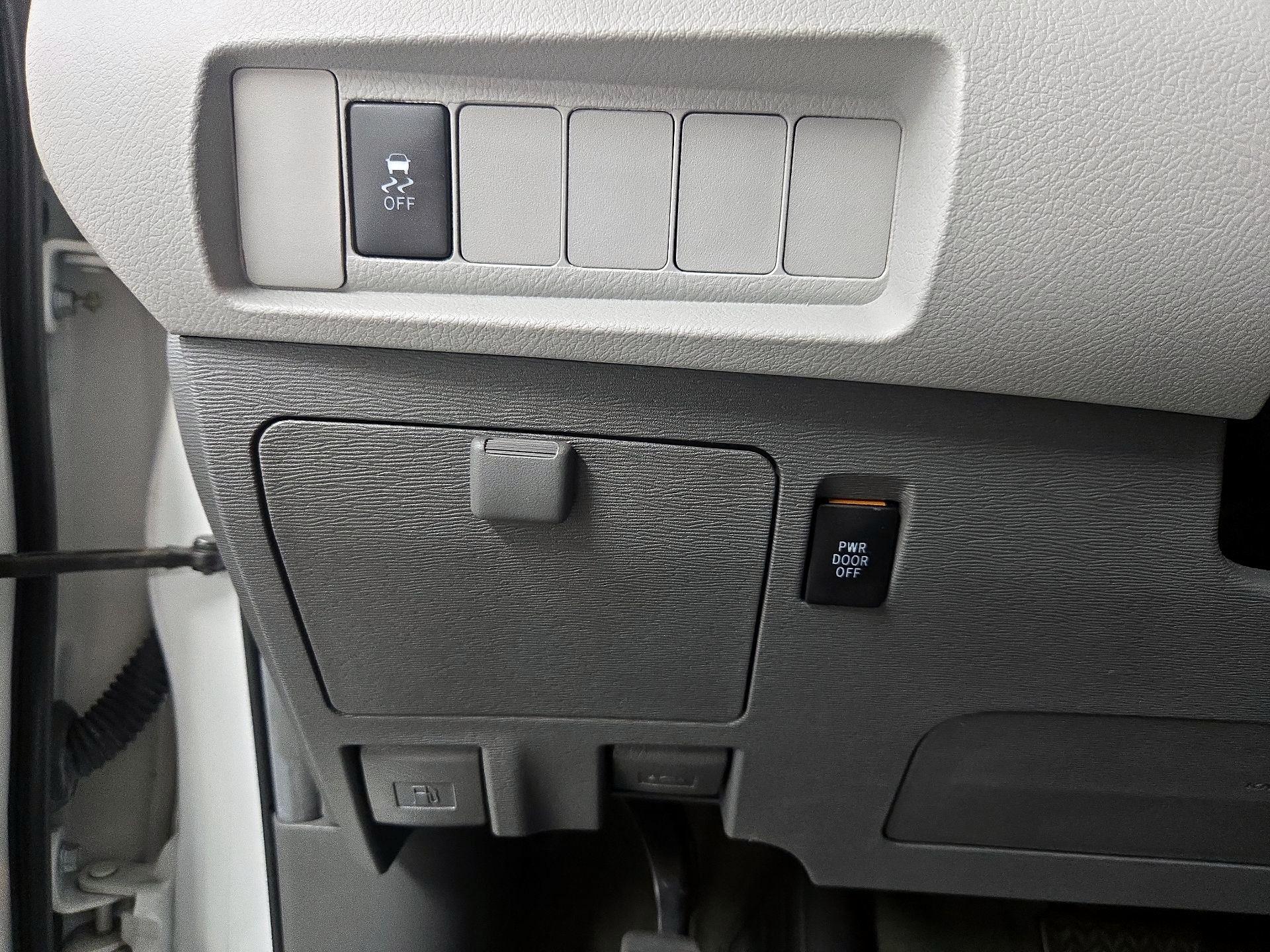 Thumbnail: 2017 Toyota Sienna - 13