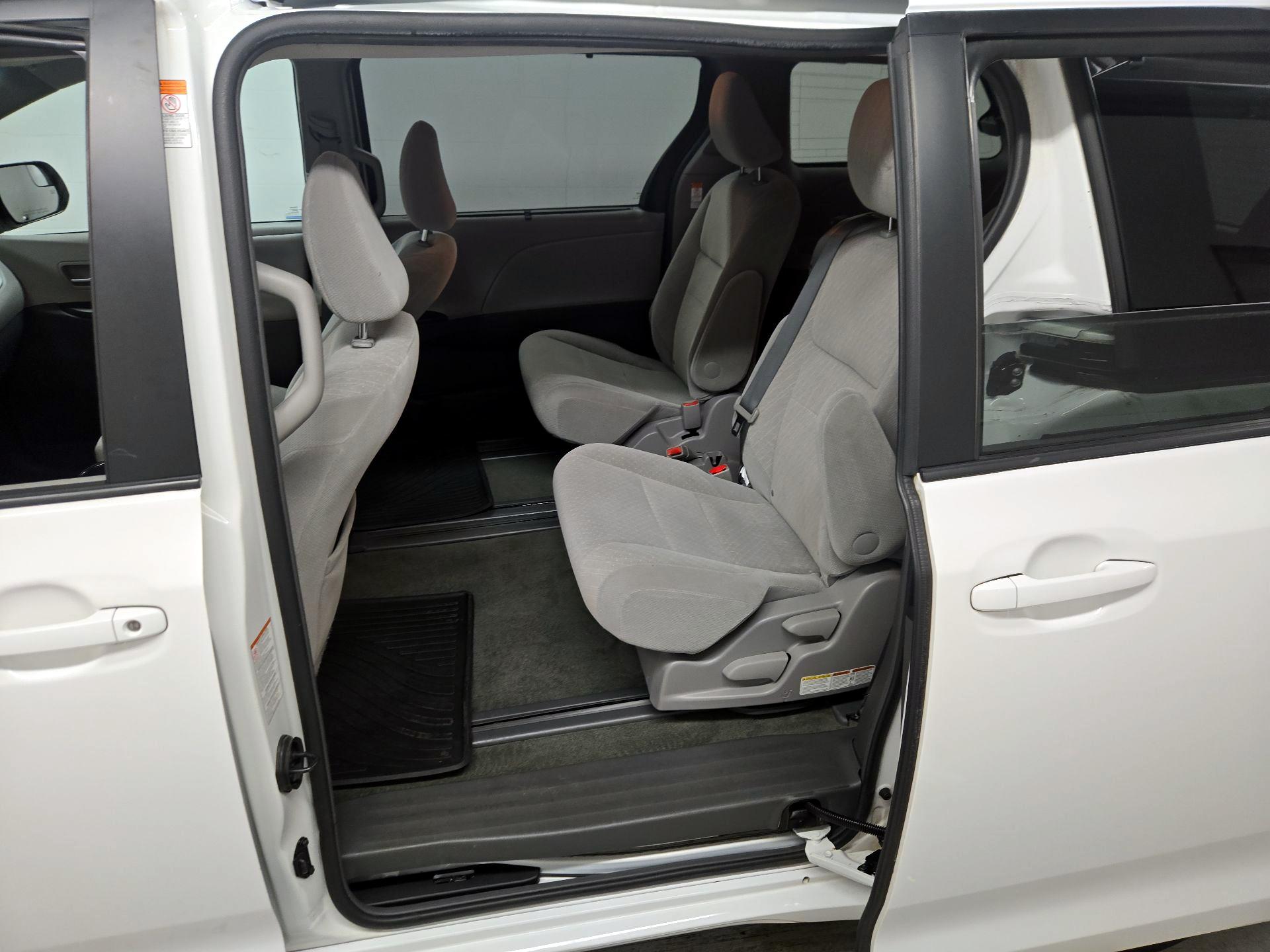 Thumbnail: 2017 Toyota Sienna - 19