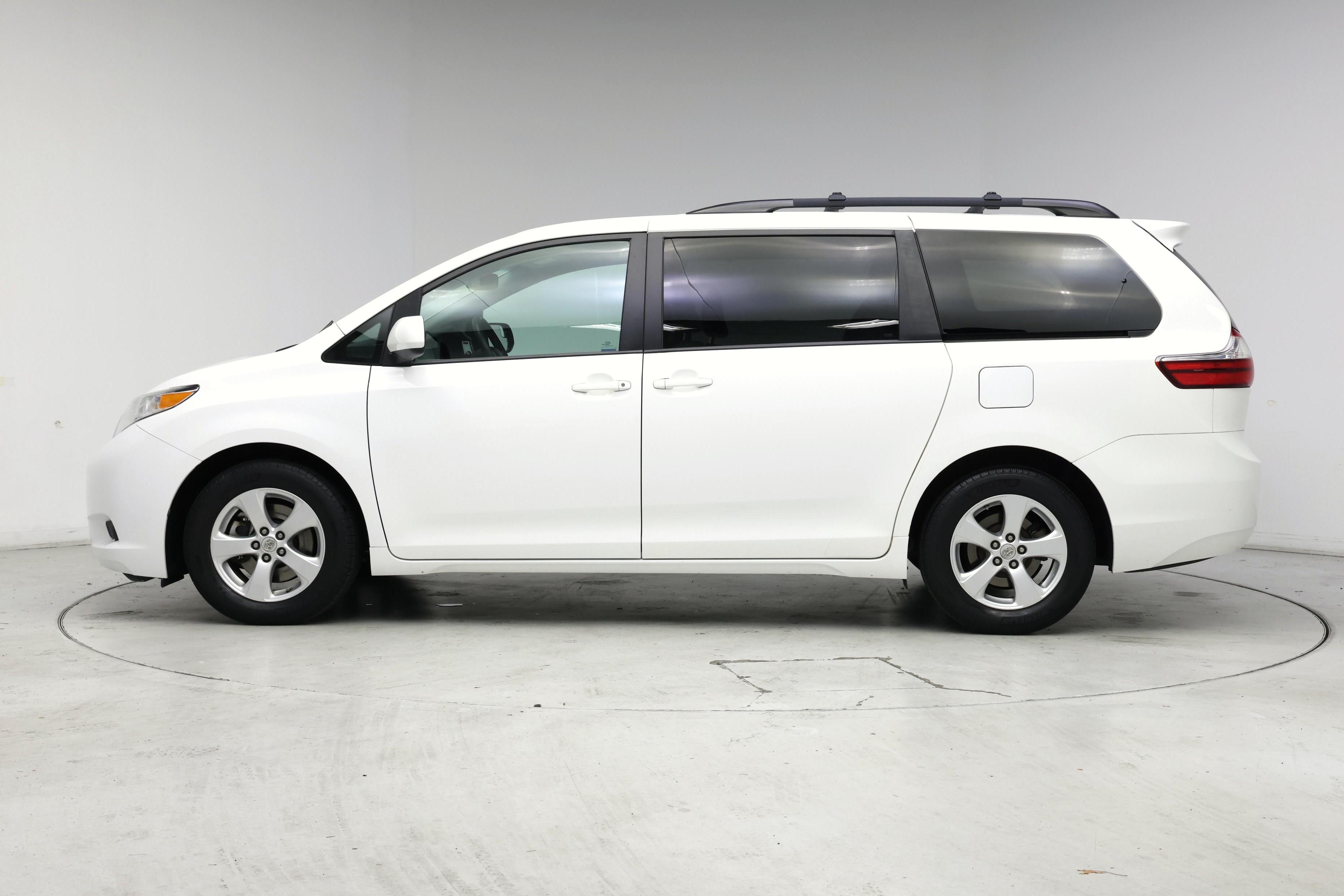 Thumbnail: 2017 Toyota Sienna - 3