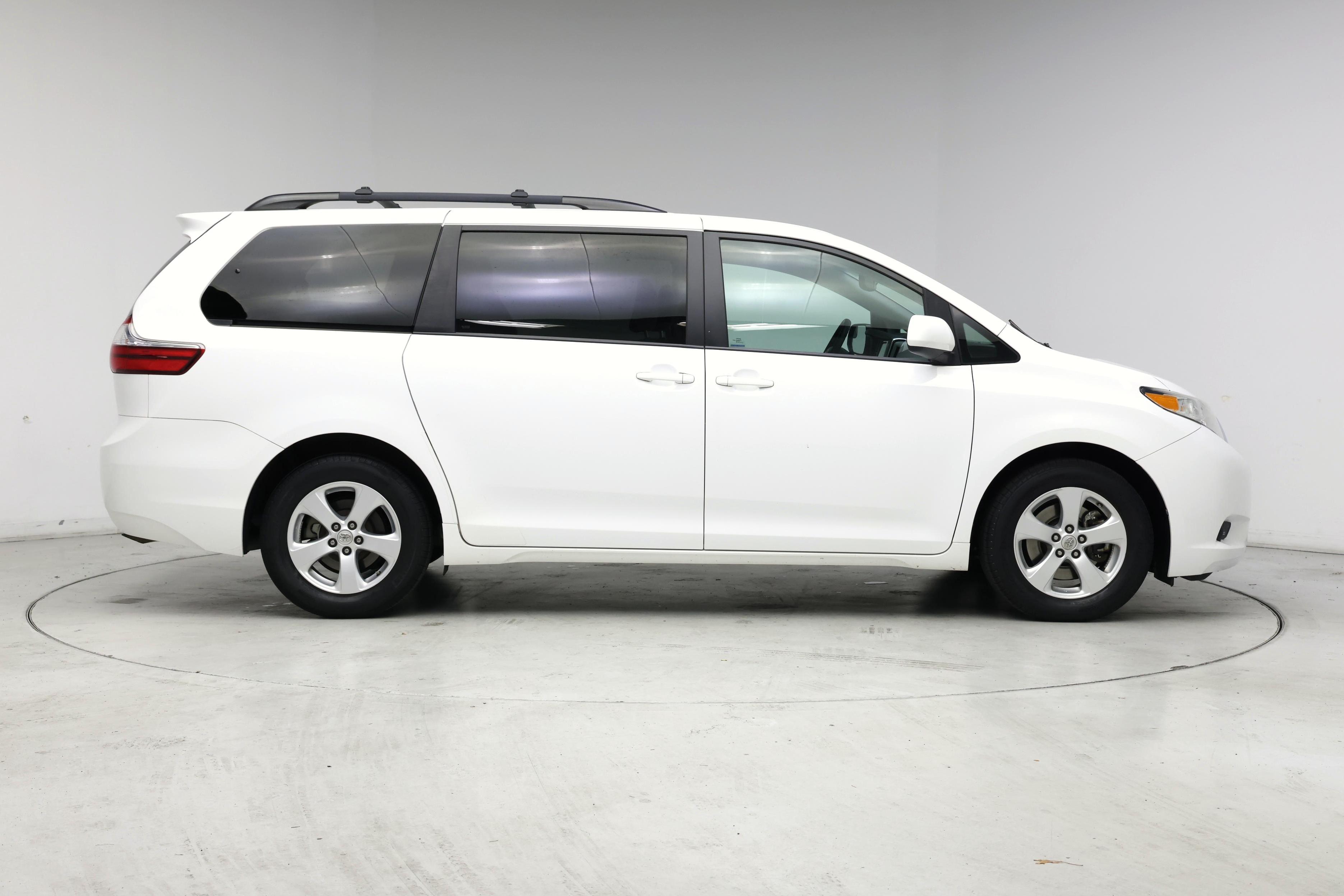 Thumbnail: 2017 Toyota Sienna - 7