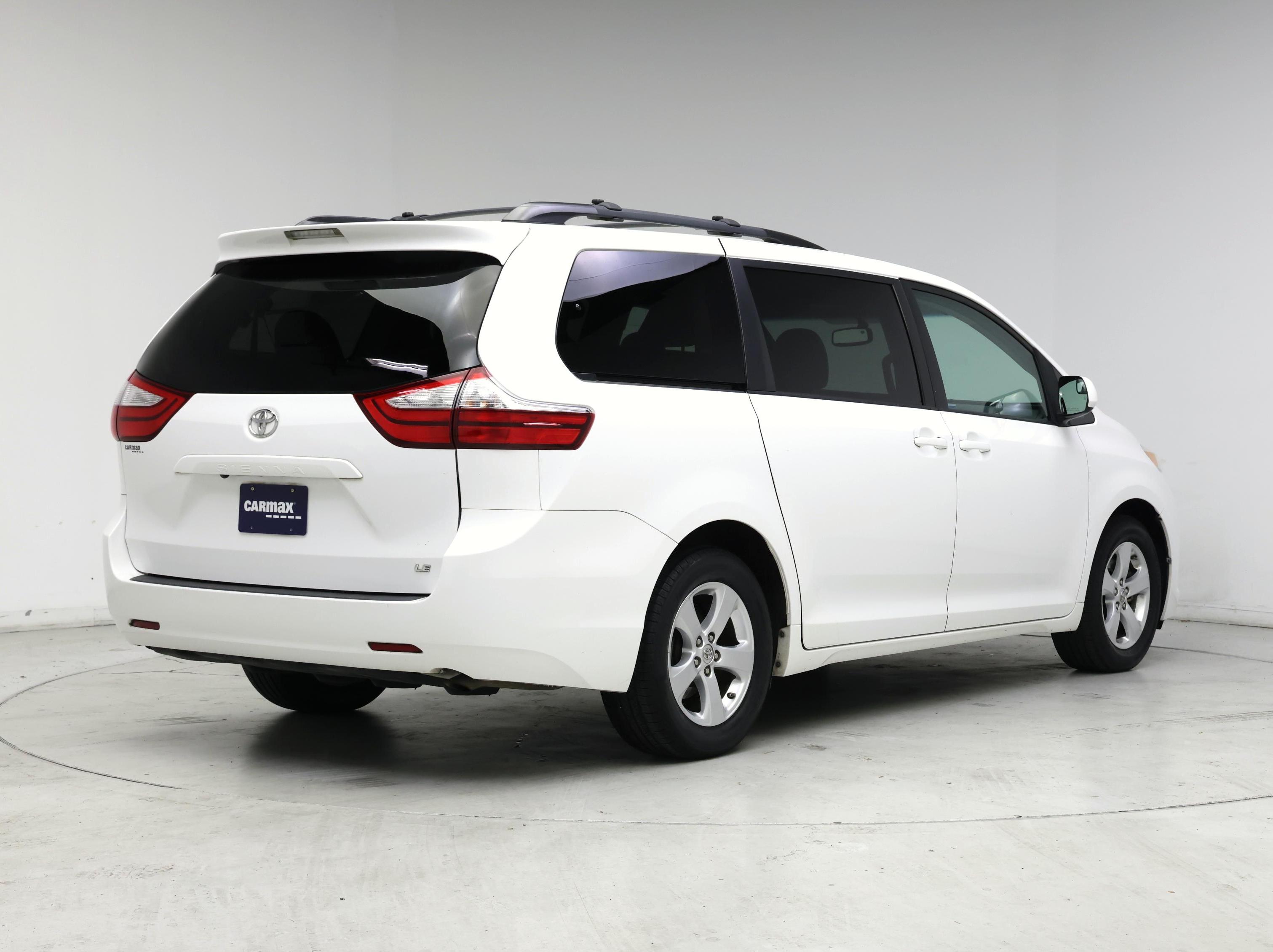 Thumbnail: 2017 Toyota Sienna - 8