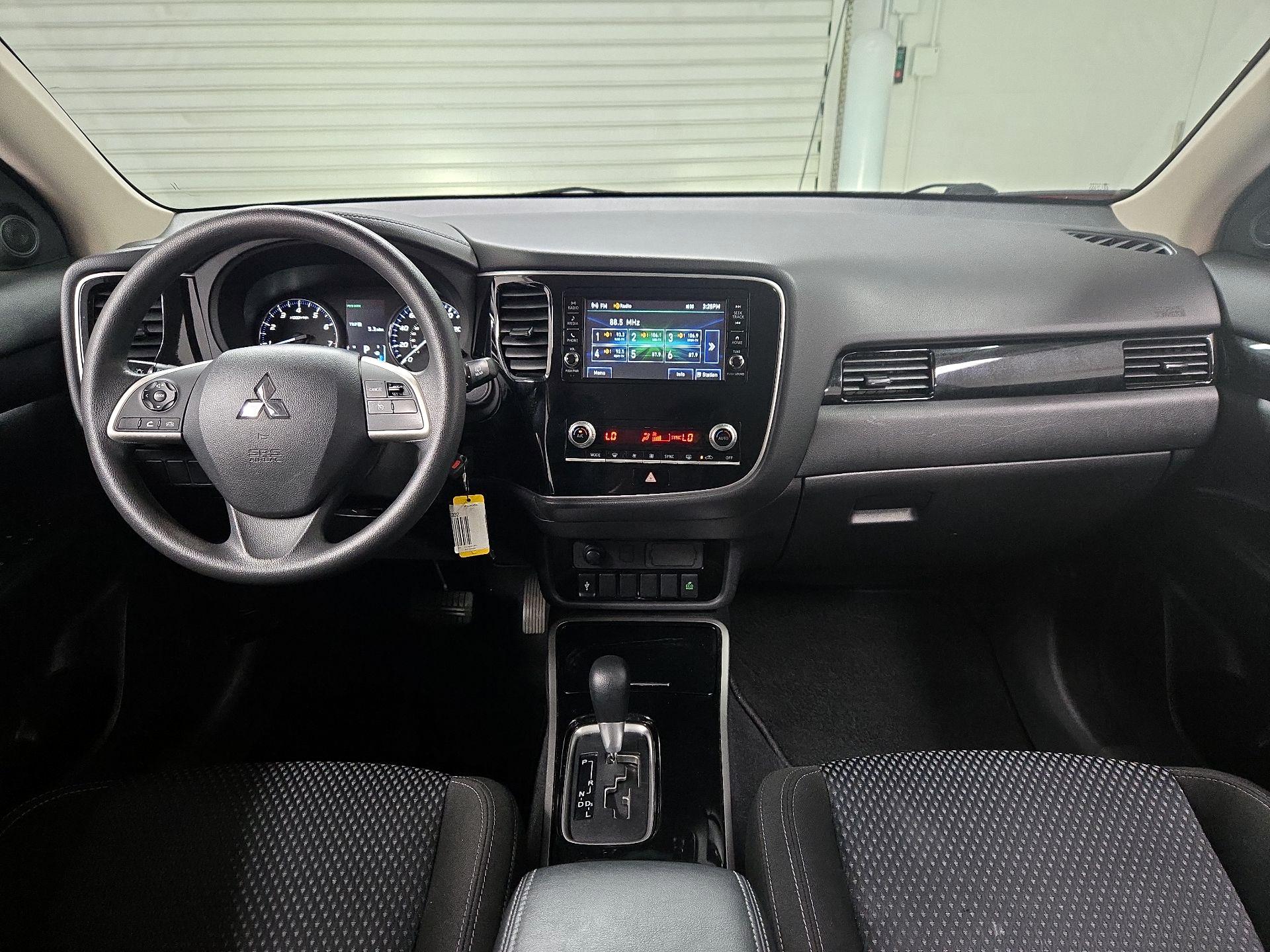Thumbnail: 2020 Mitsubishi Outlander - 9