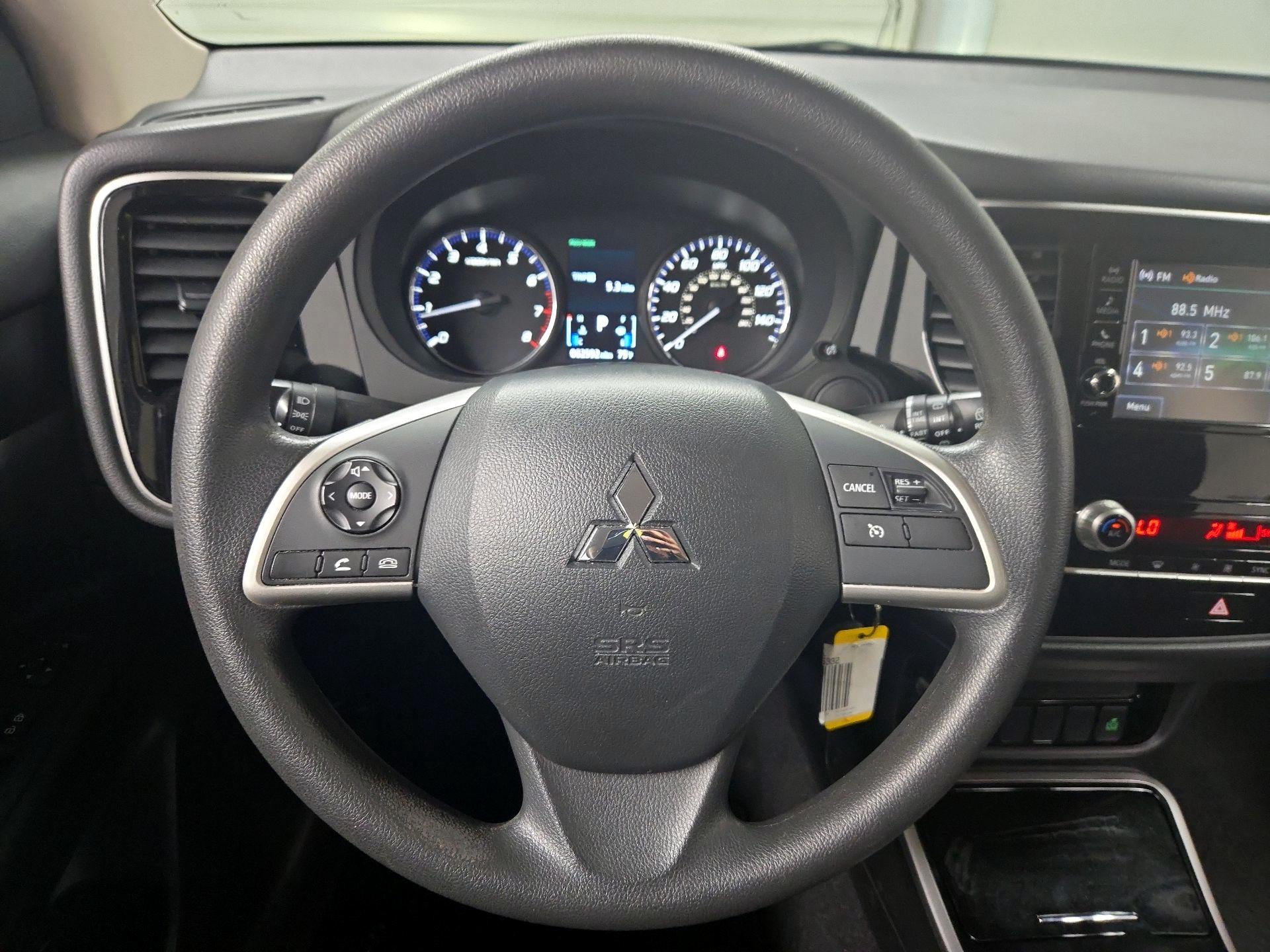 Thumbnail: 2020 Mitsubishi Outlander - 10