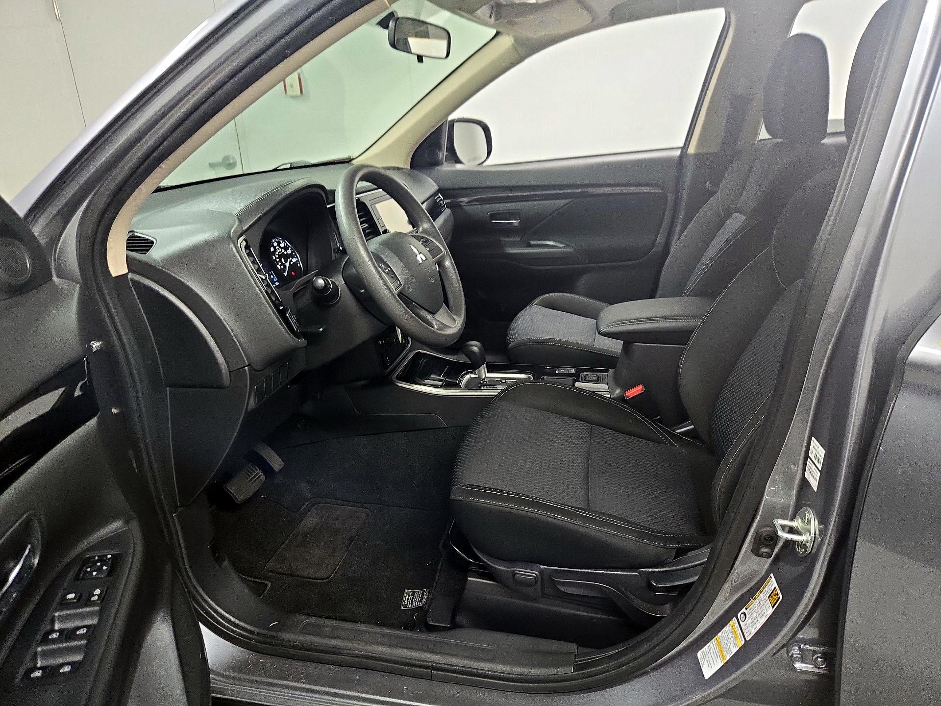 Thumbnail: 2020 Mitsubishi Outlander - 11