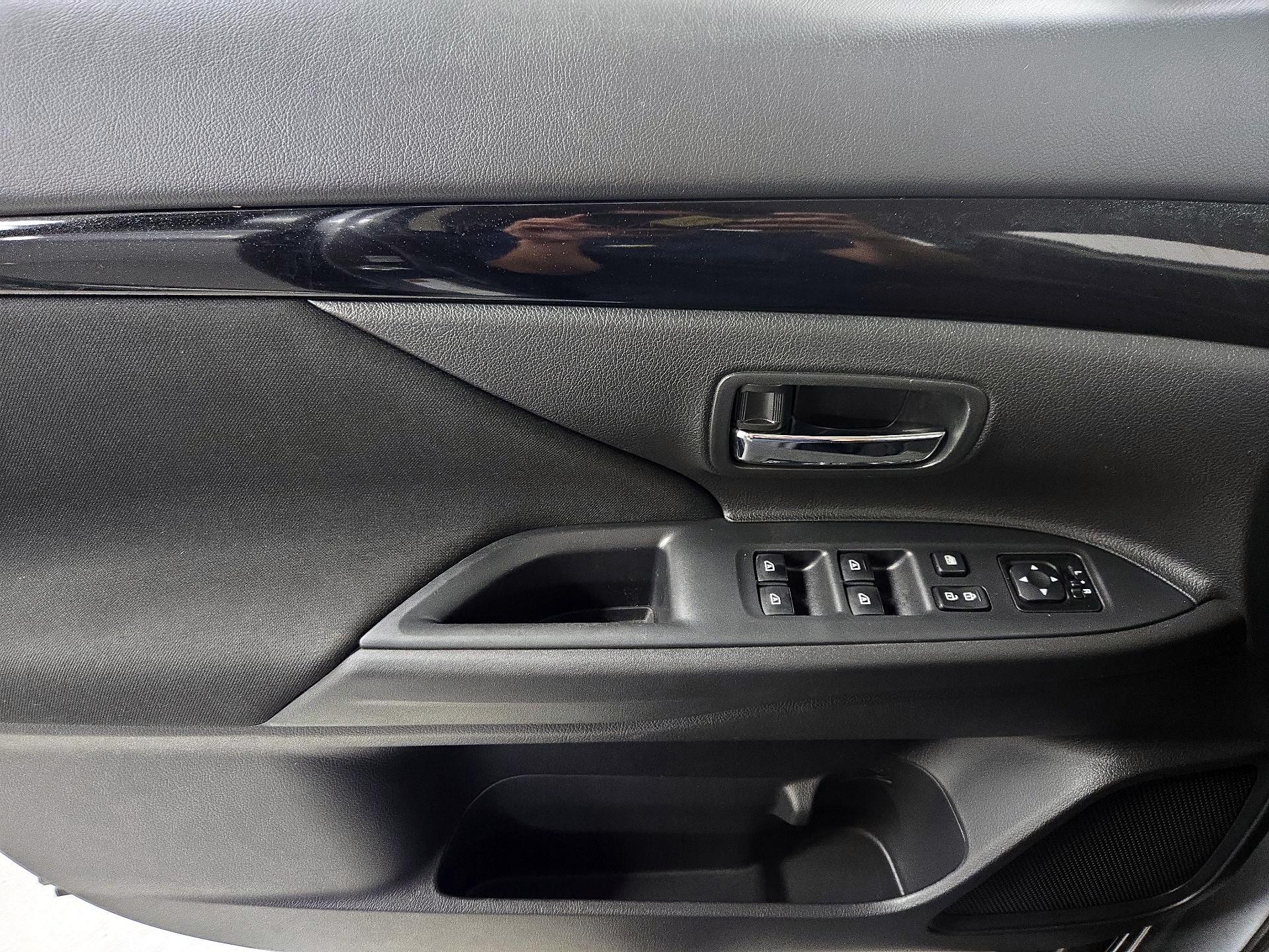 Thumbnail: 2020 Mitsubishi Outlander - 12