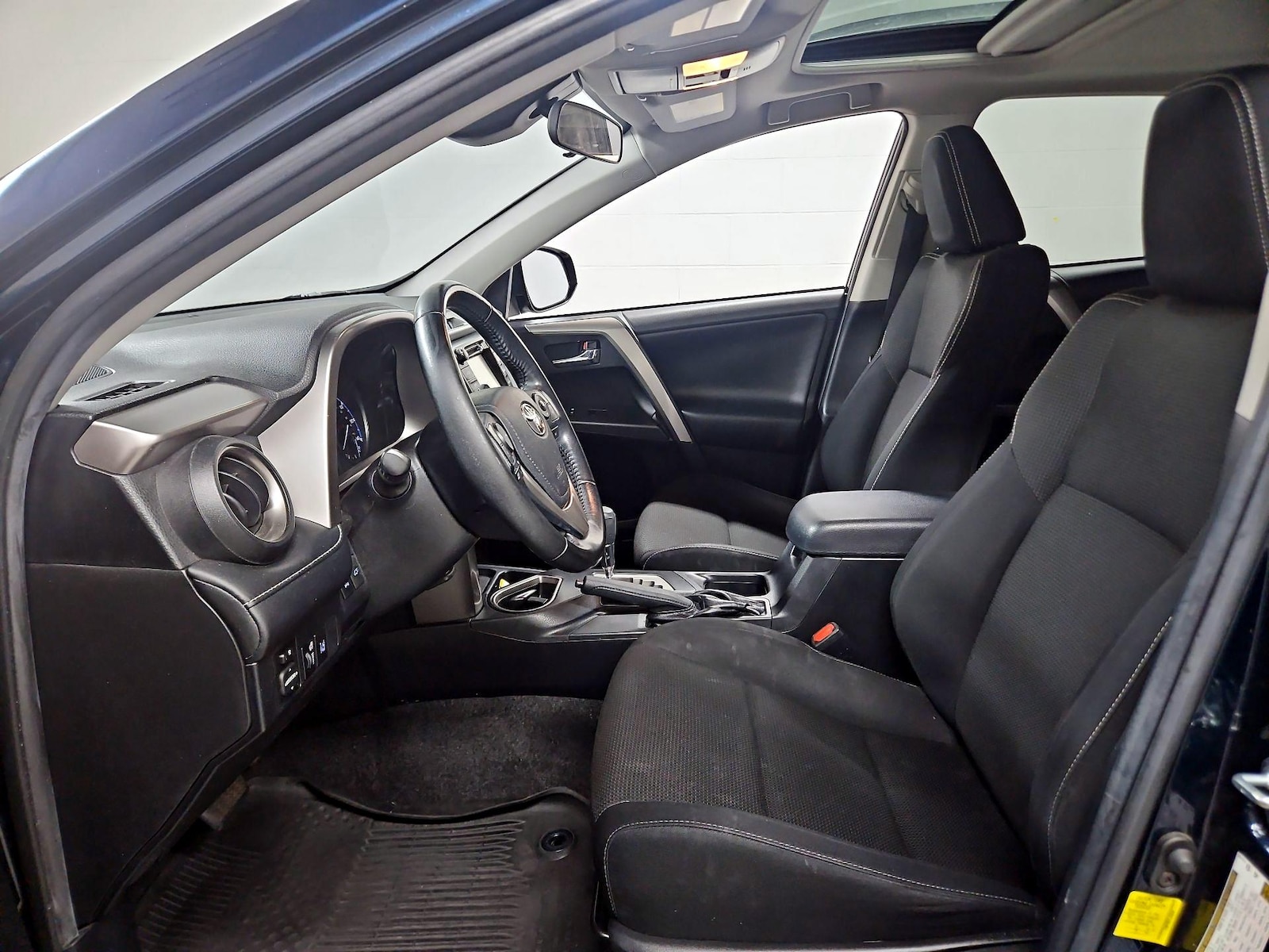 2018 Toyota RAV4 XLE - Photo 12