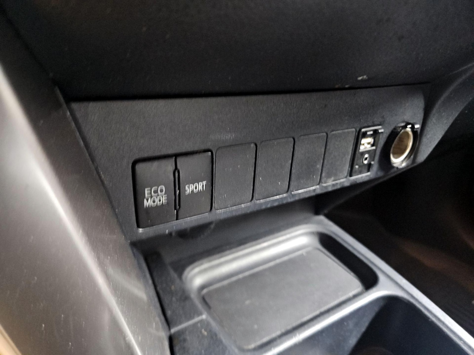 2018 Toyota RAV4 XLE - Photo 19