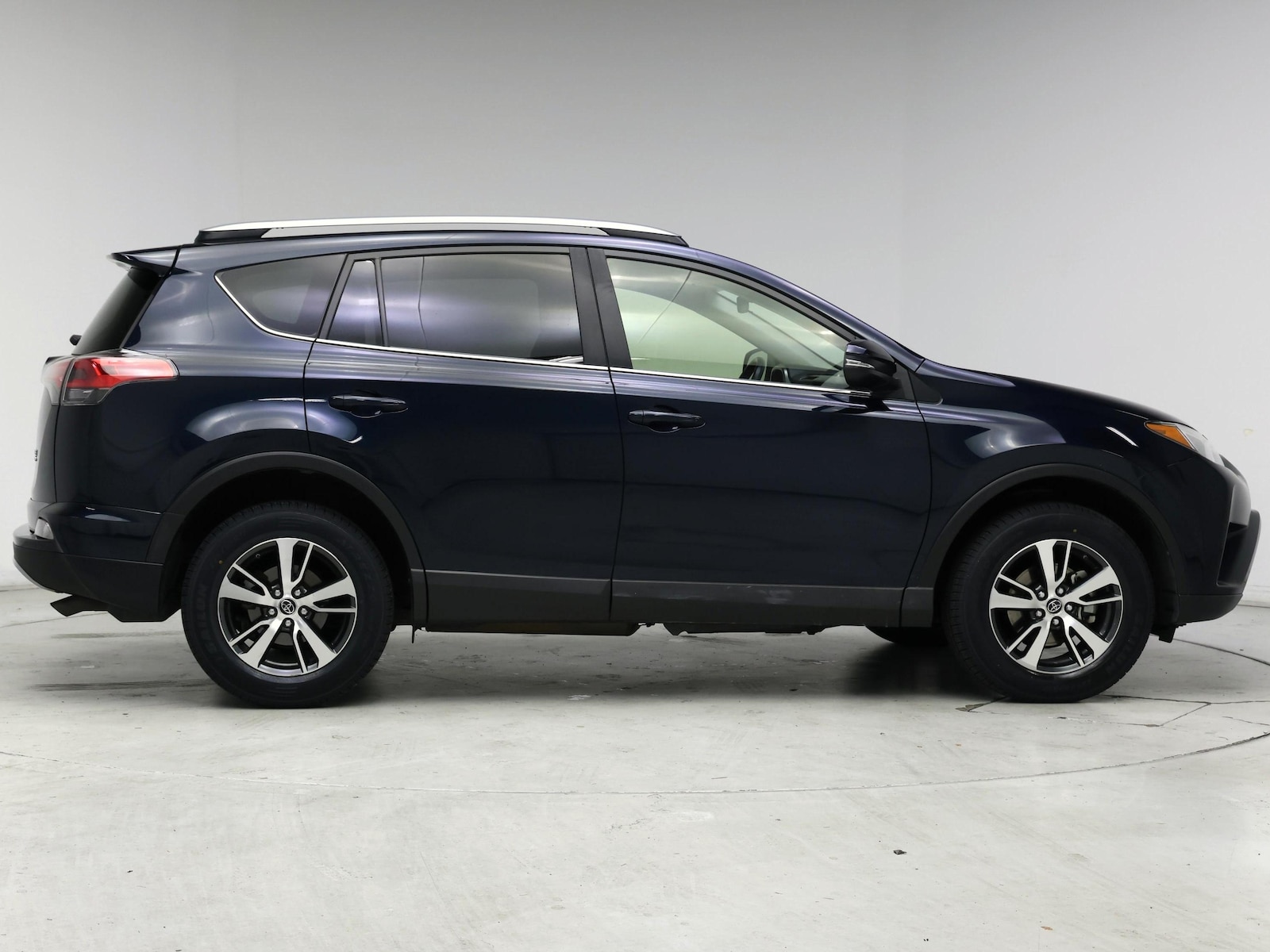 2018 Toyota RAV4 XLE - Photo 8