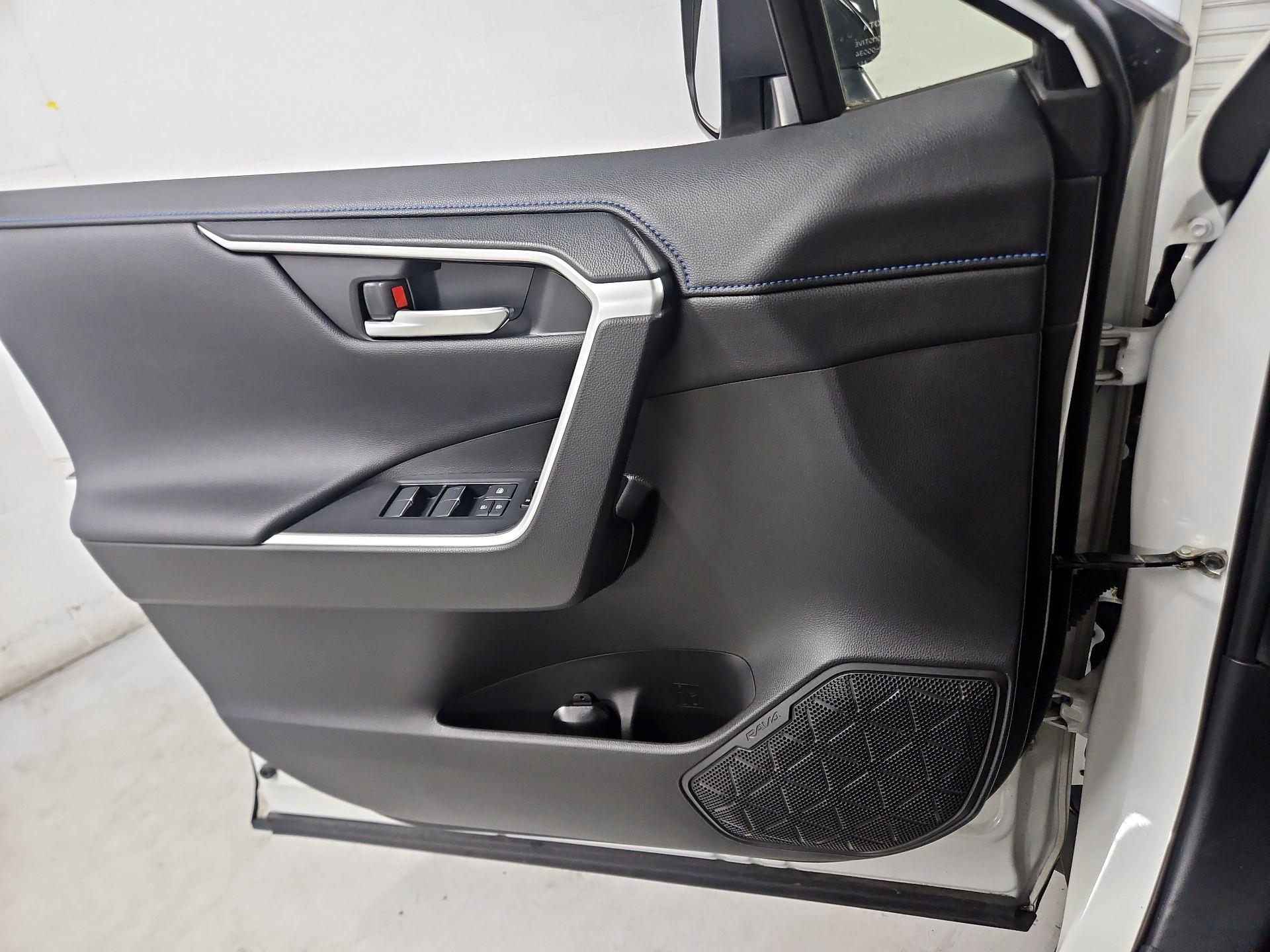 Thumbnail: 2020 Toyota RAV4 - 12