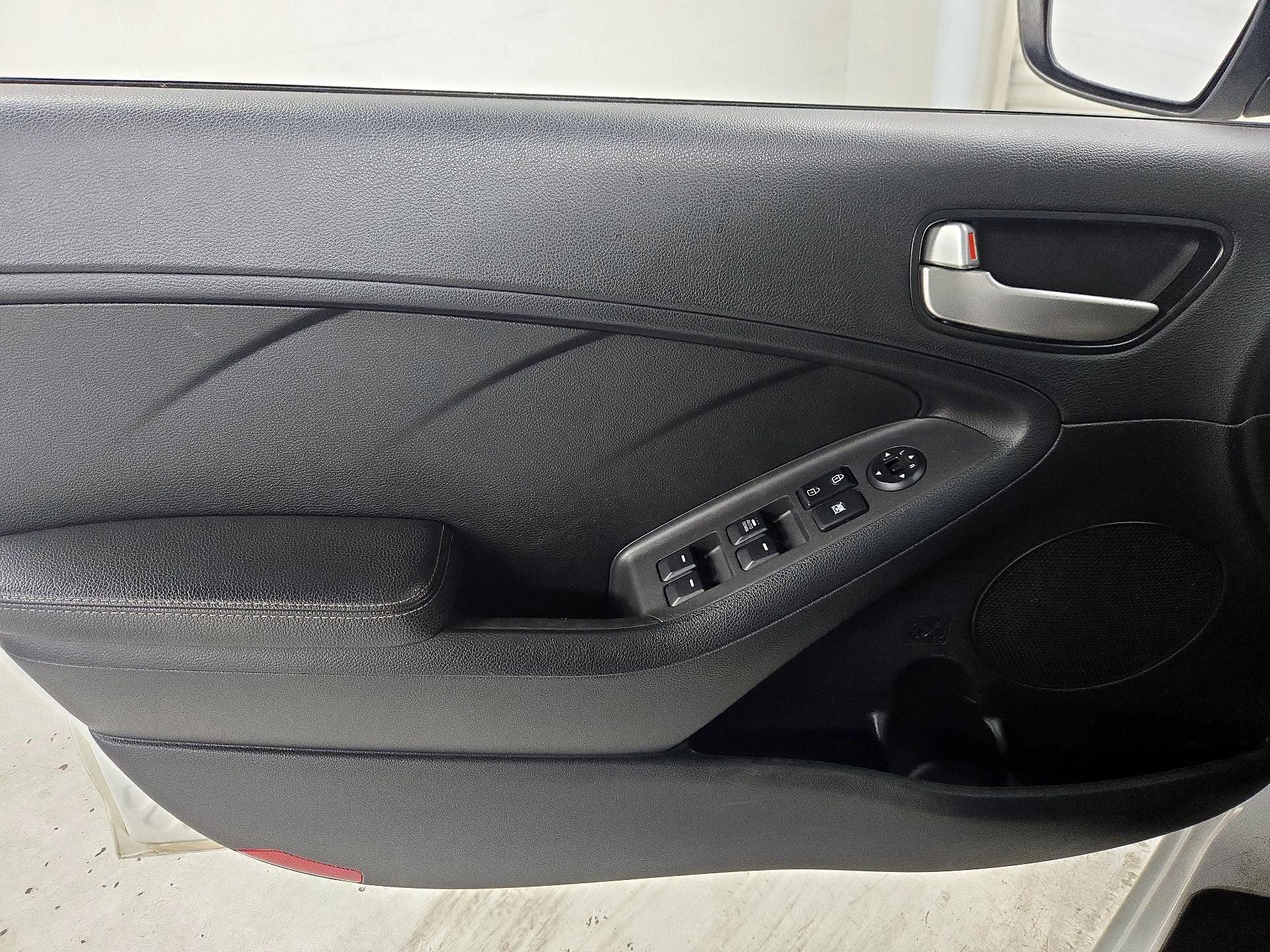 Thumbnail: 2018 Kia Forte - 12
