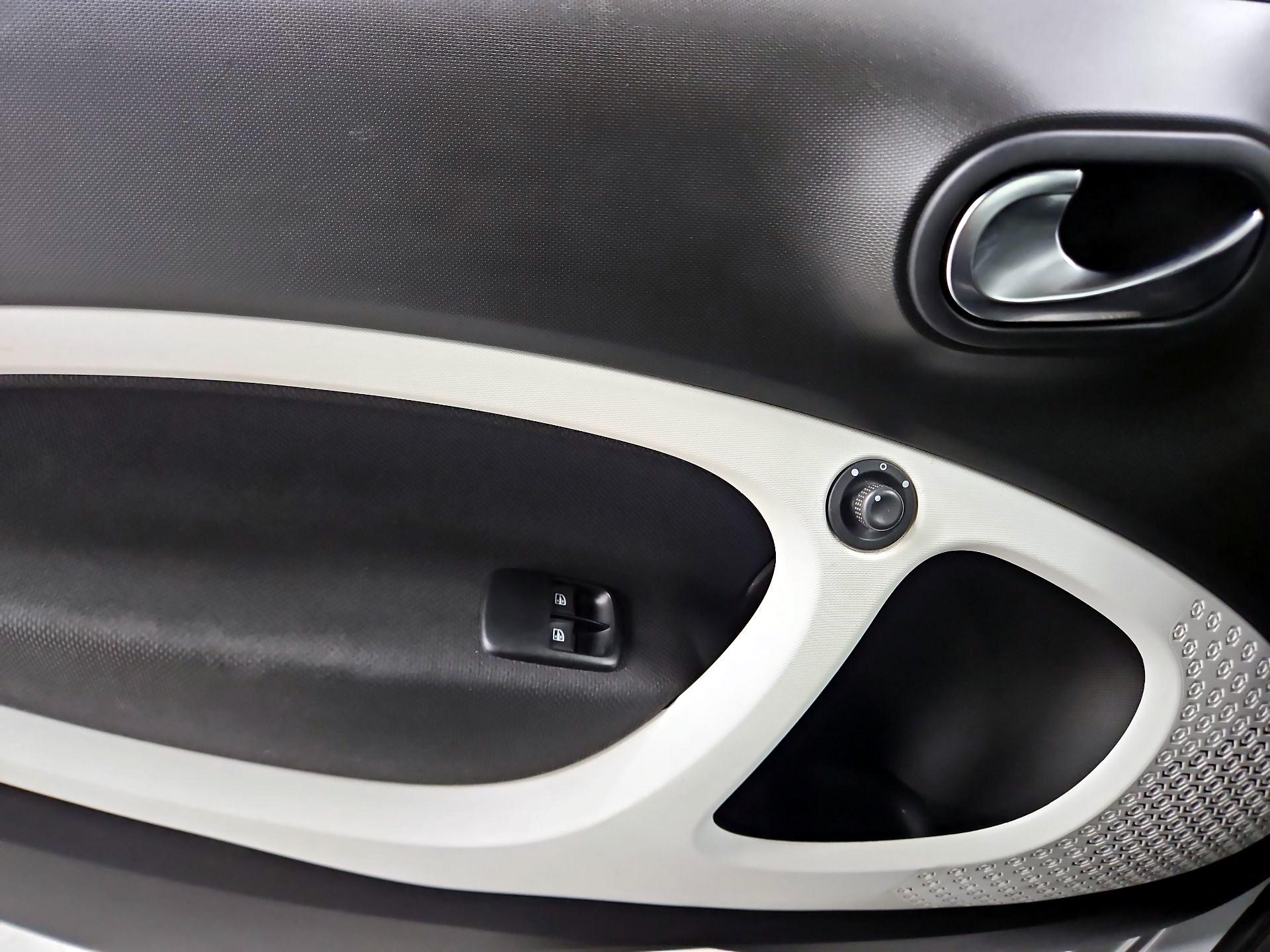 Thumbnail: 2017 smart fortwo - 12
