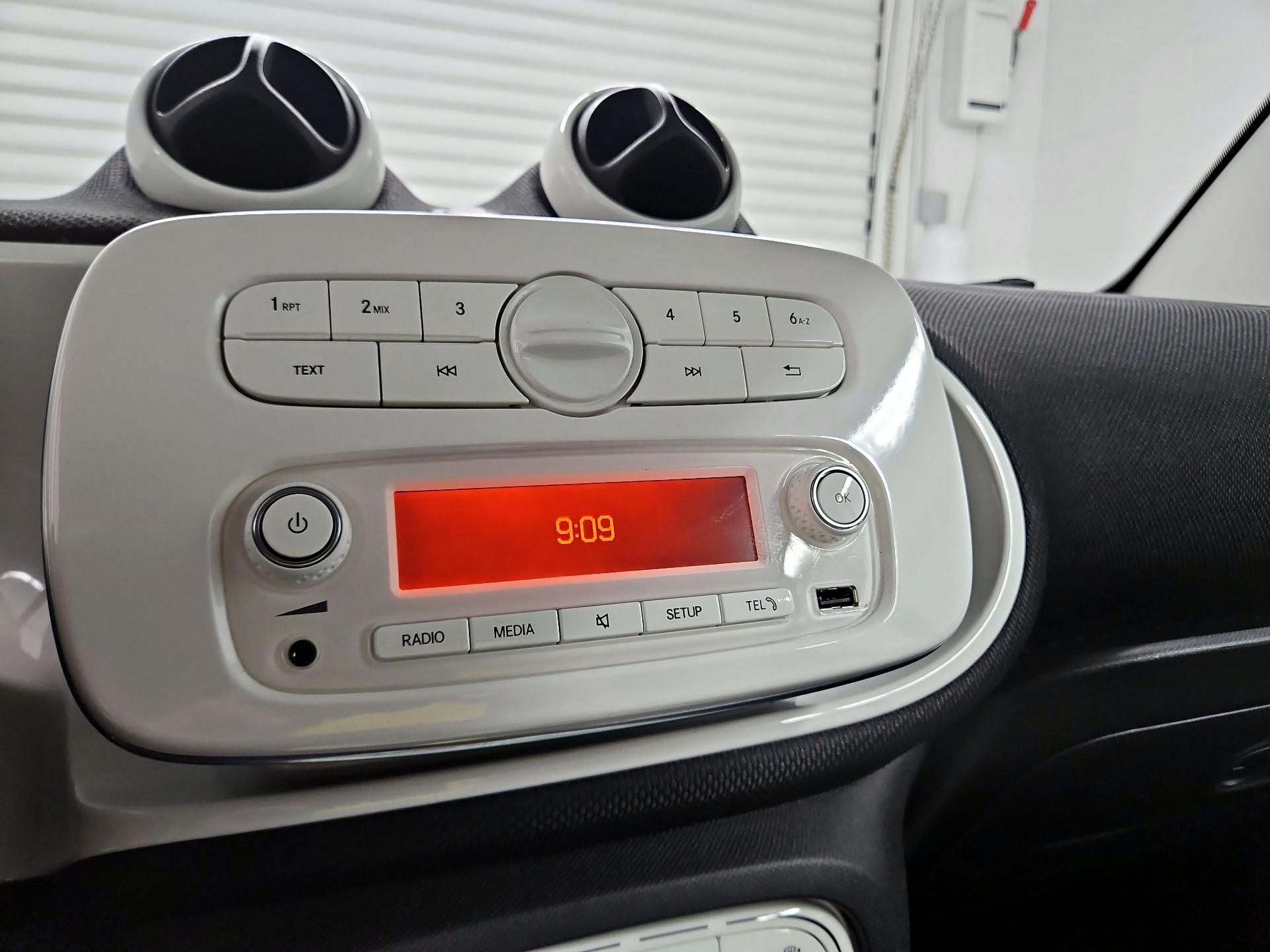 Thumbnail: 2017 smart fortwo - 14