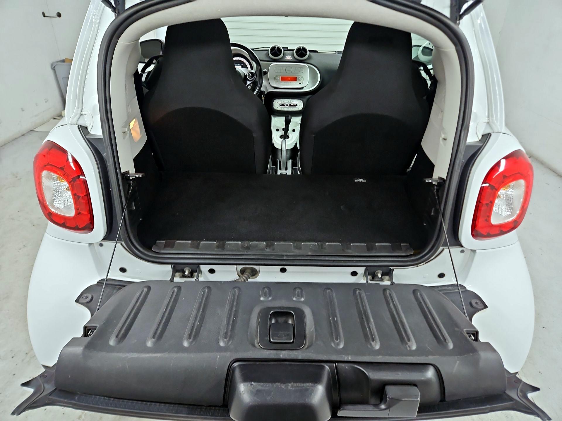 Thumbnail: 2017 smart fortwo - 18