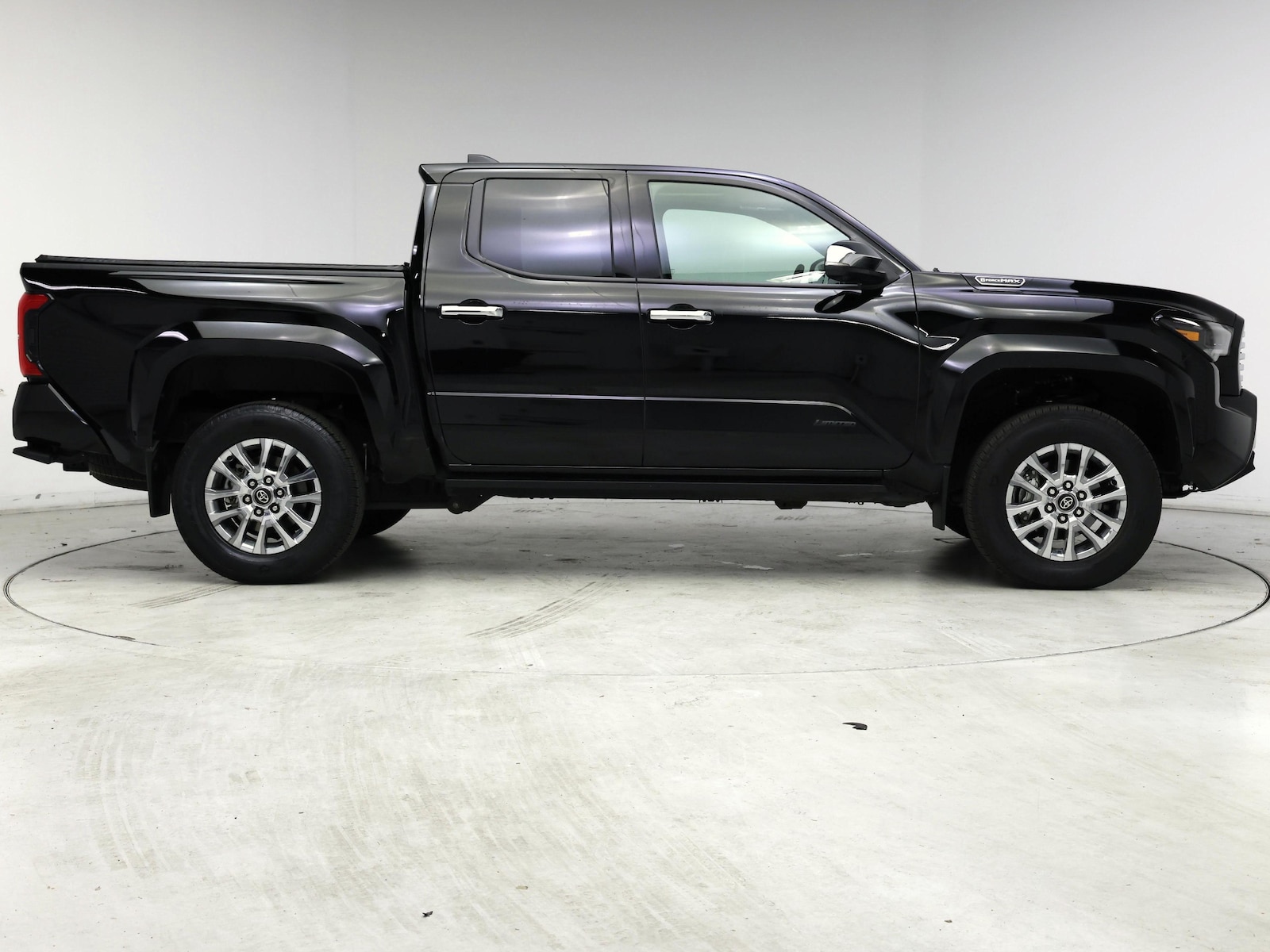 2025 Toyota Tacoma Limited - Photo 8