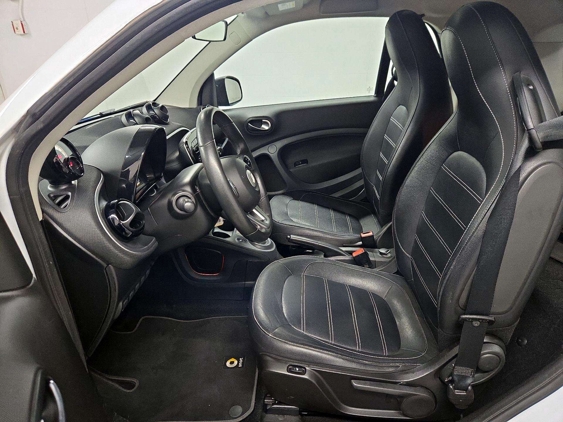 Thumbnail: 2016 smart fortwo - 11