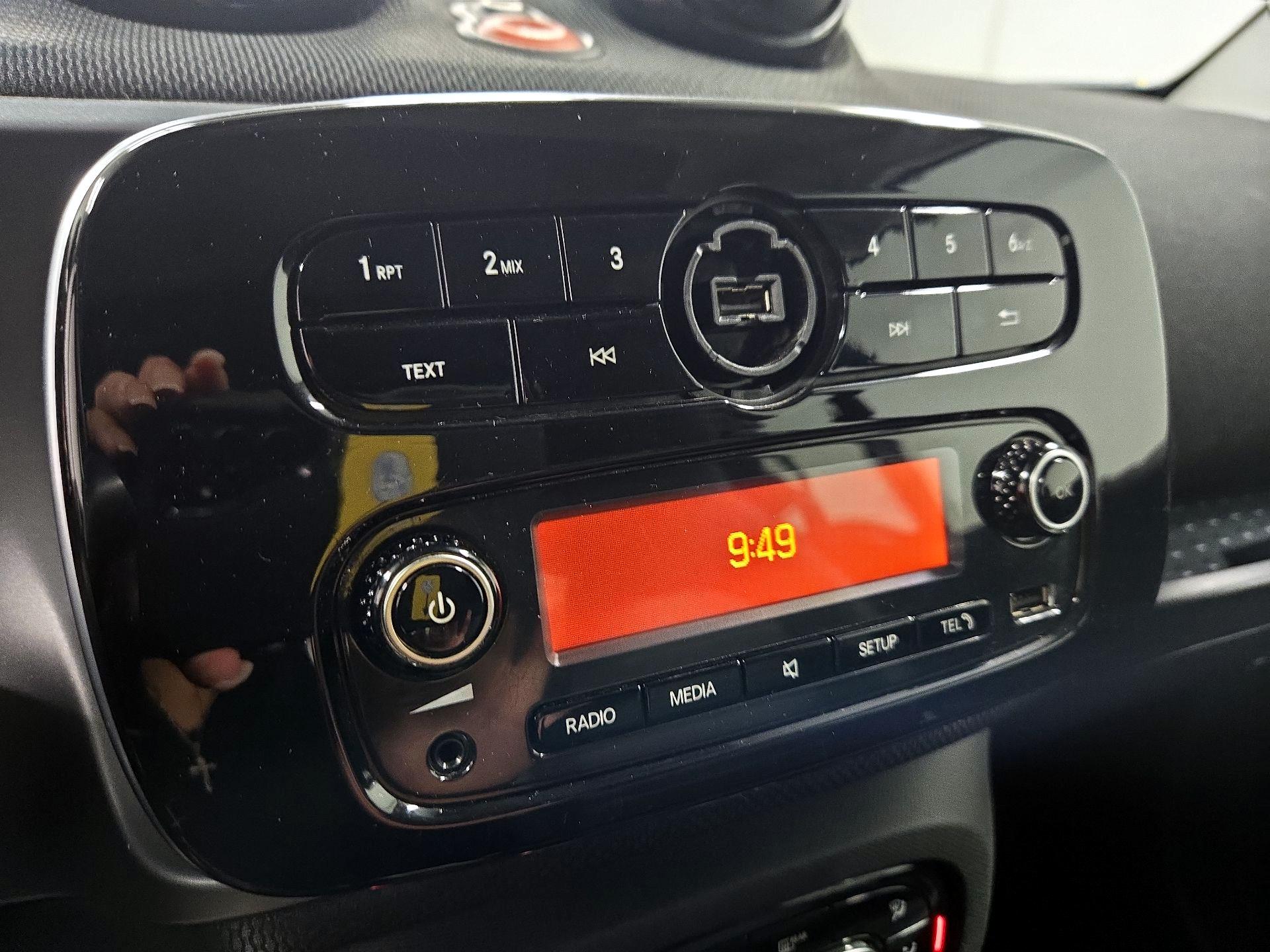 Thumbnail: 2016 smart fortwo - 14