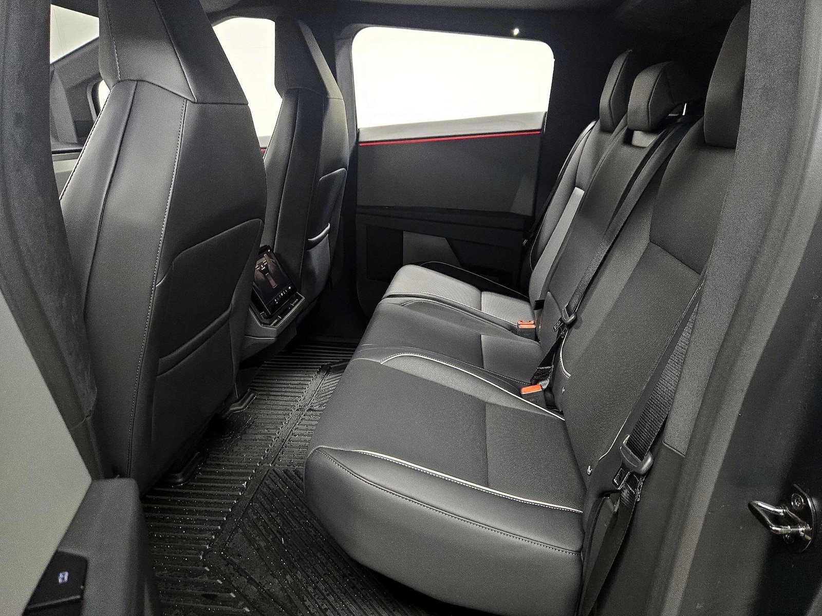 2024 Tesla Cybertruck Base - Photo 21