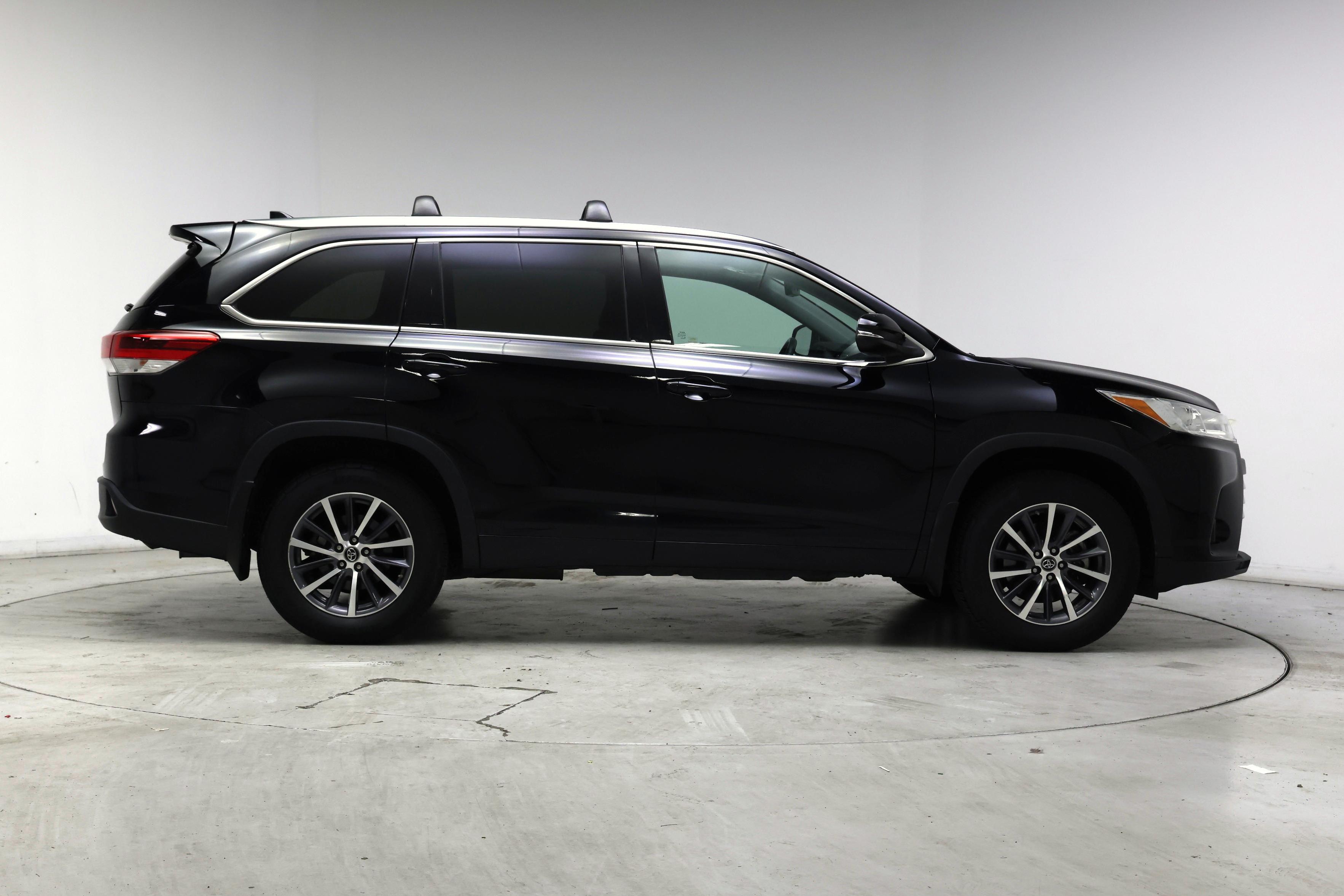 Thumbnail: 2017 Toyota Highlander - 7