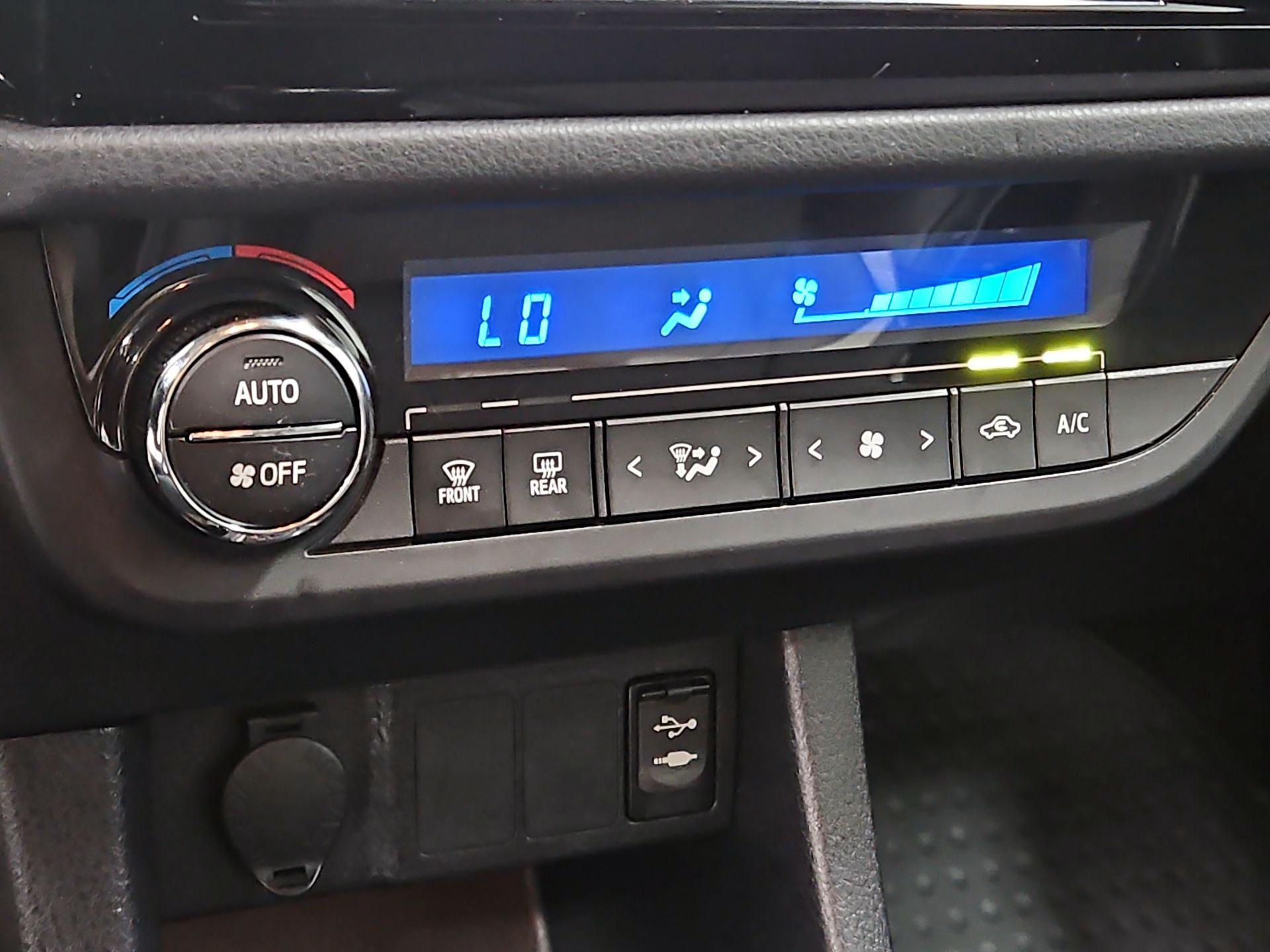 Thumbnail: 2015 Toyota Corolla - 16